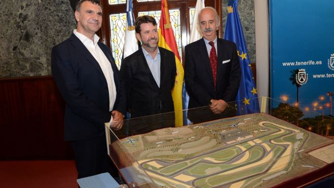 Eduardo Pintado posa con una maqueta del circuito junto a el director general de Axia SRL, Riccardo Ferretti, el presidente del Cabildo de Tenerife en 2015, Carlos Alonso