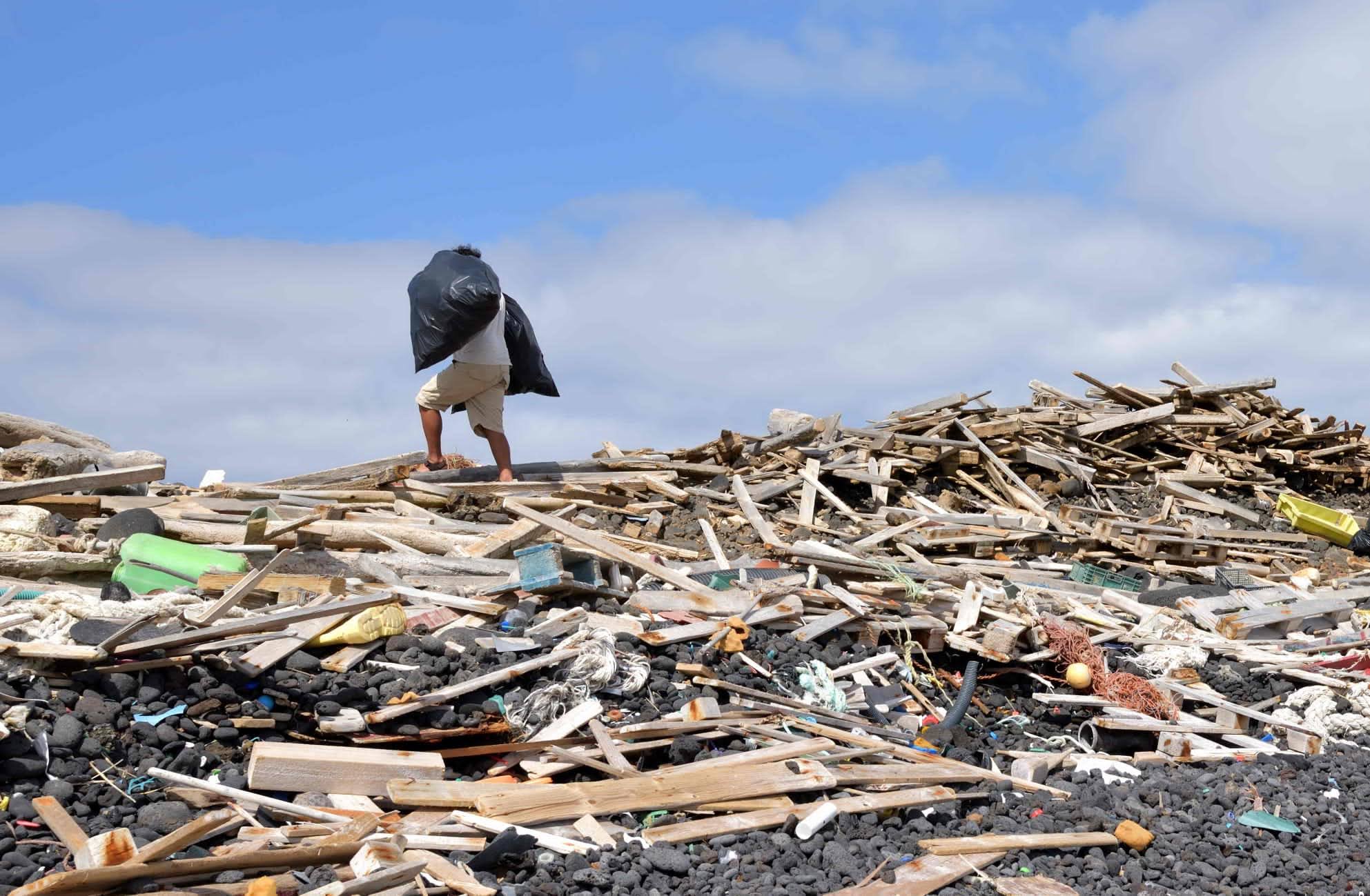 Recogida de basuras en la isla de Alegranza./