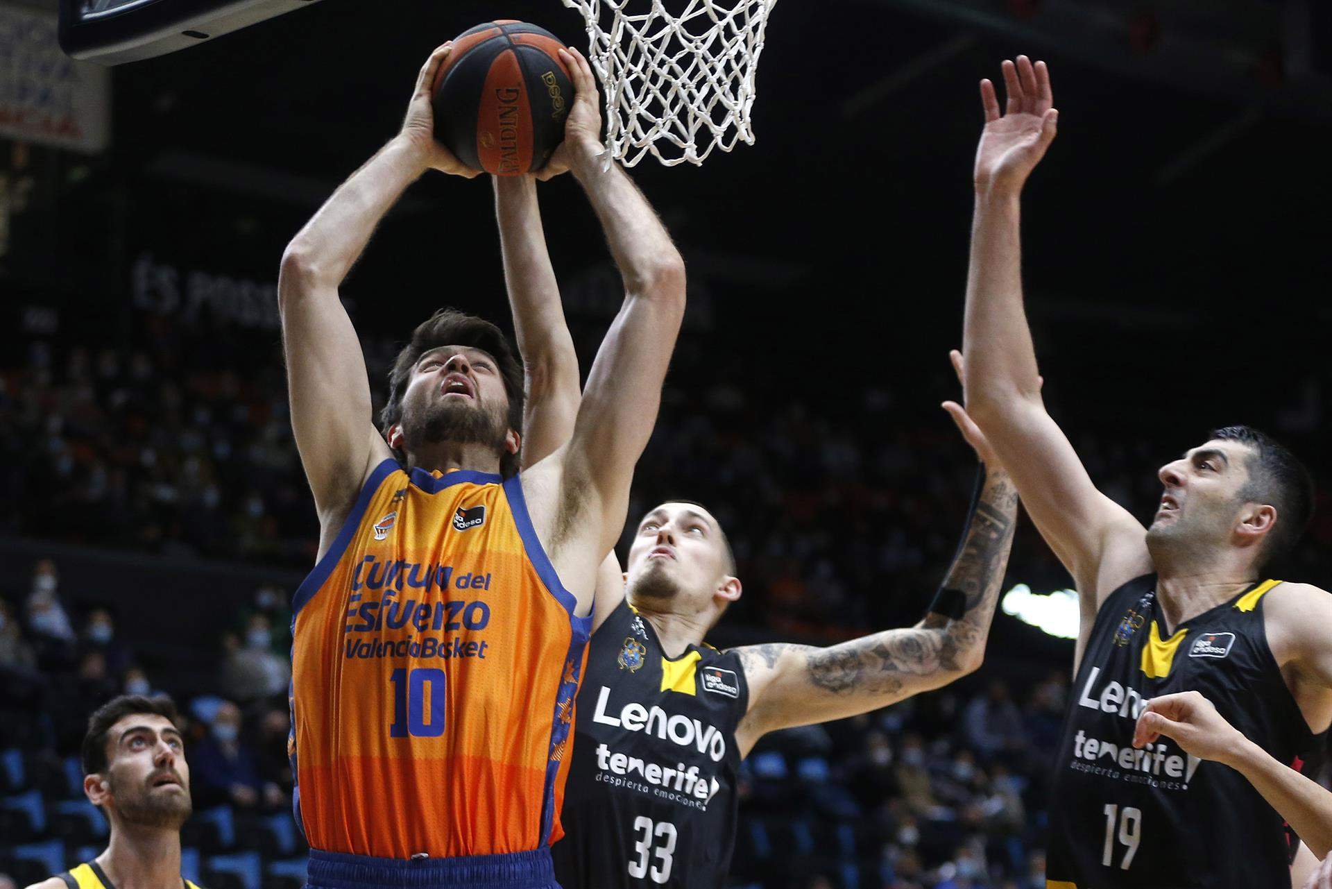 El jugador de Valencia Basket, Mike Tobey, se alza ante Kyle Wiltjer en la derrota del CB Canarias en la Fuente de San Luis./ Efe
