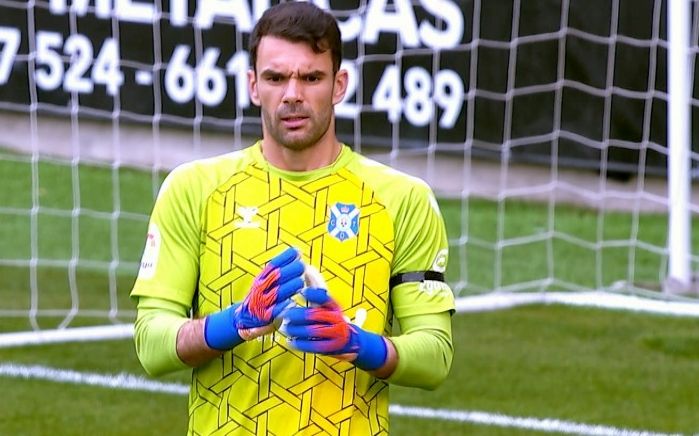 El portero Juan Soriano evitó la derrota del CD Tenerife con meritorias intervenciones en la segunda parte del partido ante el Zaragoza./ Twitter CDT