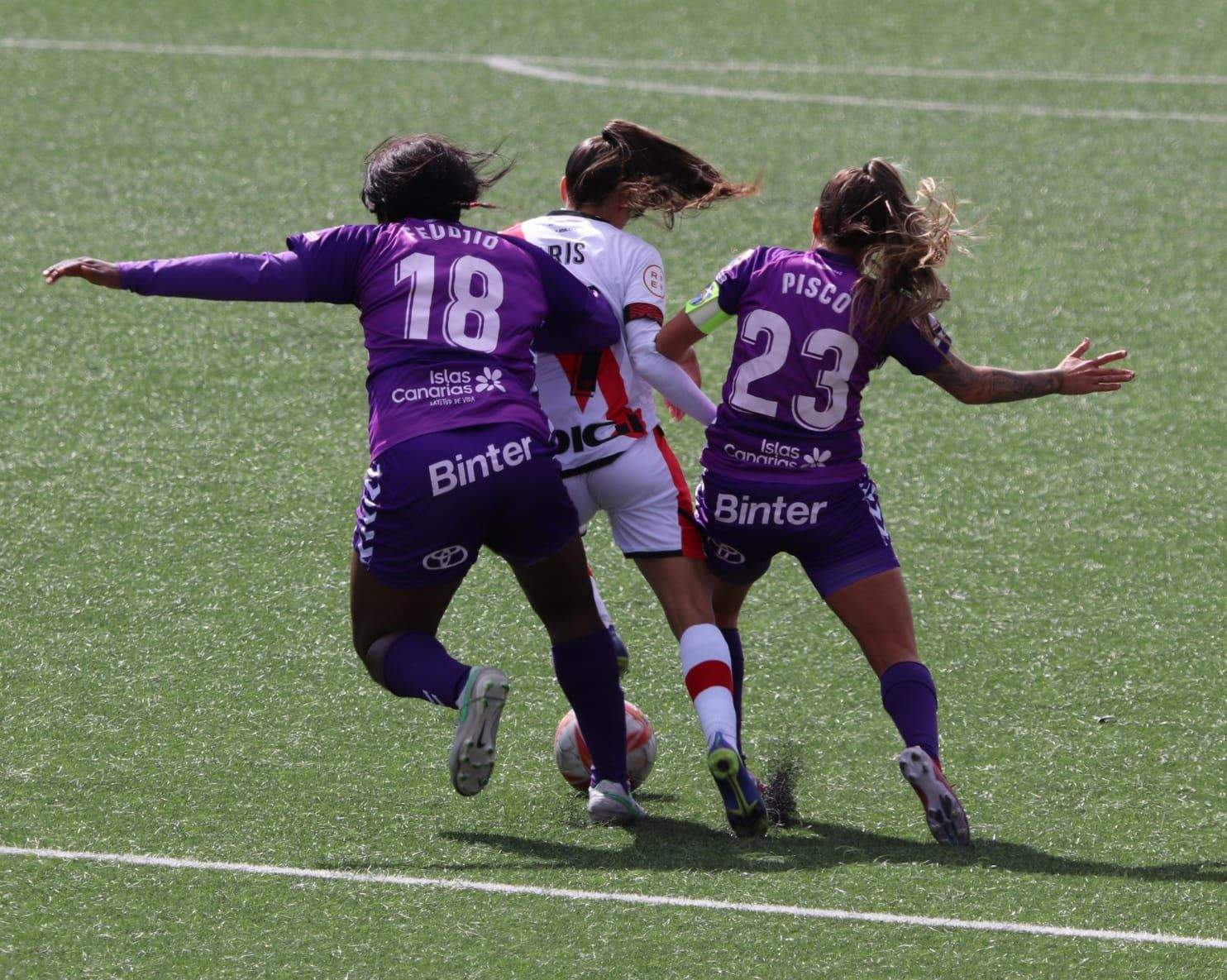 Raissa y Pisco presionan a Iris durante una jugada en la victoria de la UD Granadilla en Vallecas ante el Rayo./ Twitter UDG