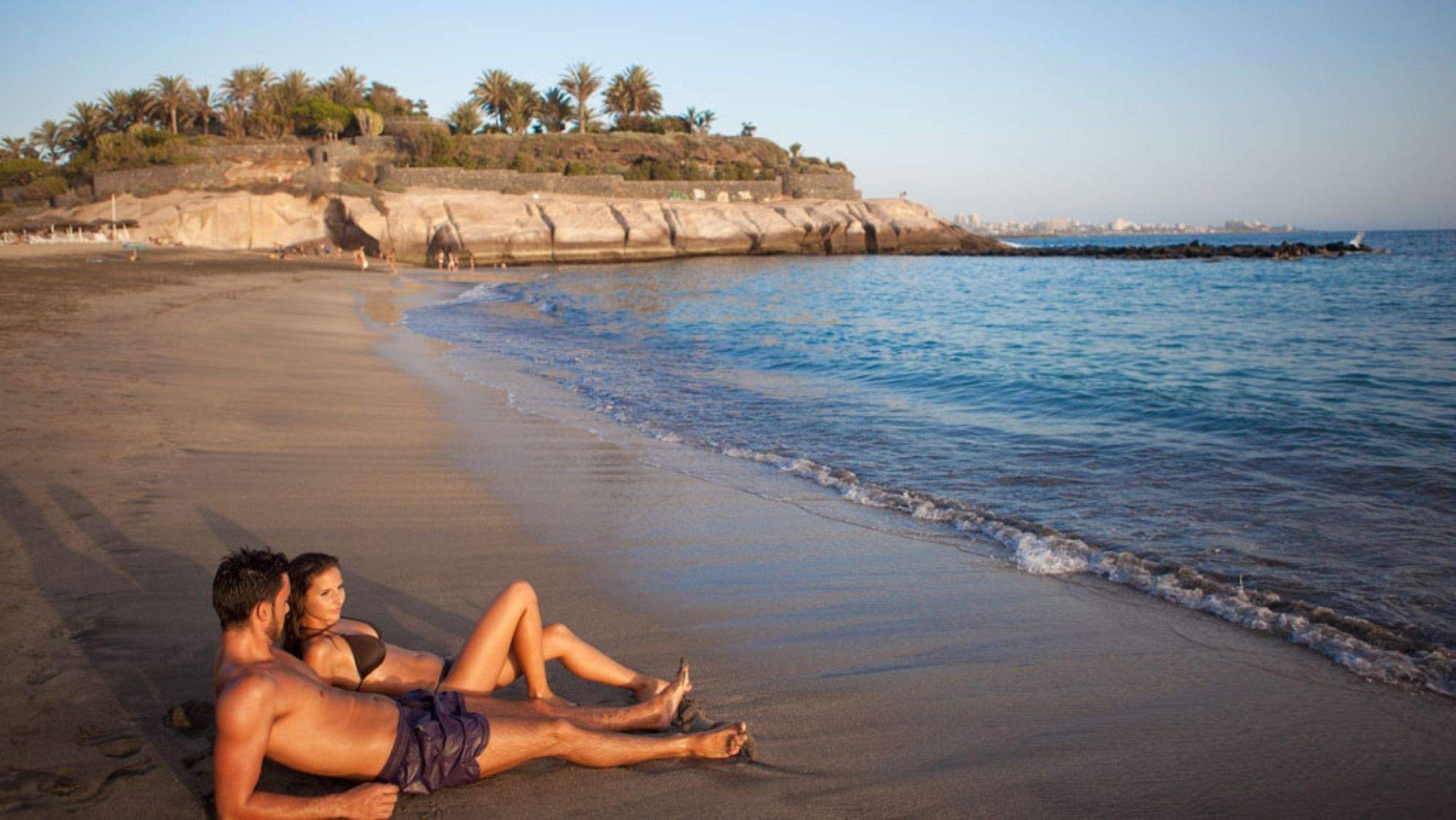 Bañistas disfrutan de la Playa del Duque, en el sur de Tenerife. / Cedida