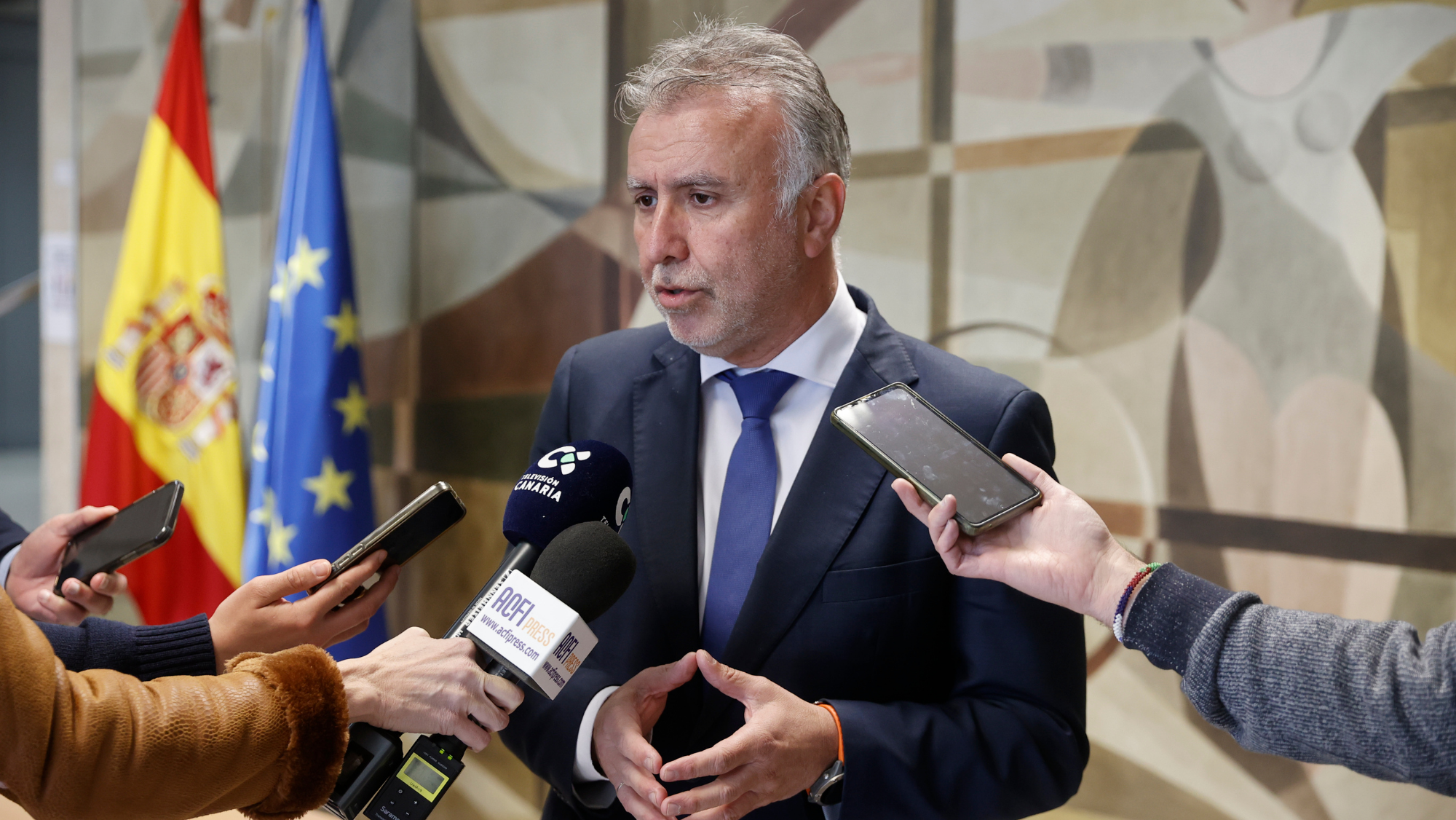 El presidente del Gobierno de Canarias, Ángel Víctor Torres , en rueda de prensa en La Palma. / EFE - Archivo