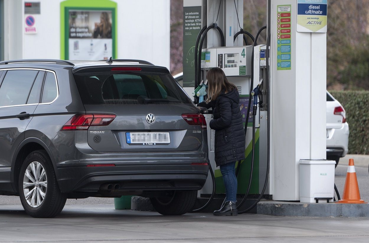 Una mujer reposta combustible en una gasolinera / Europa Press  