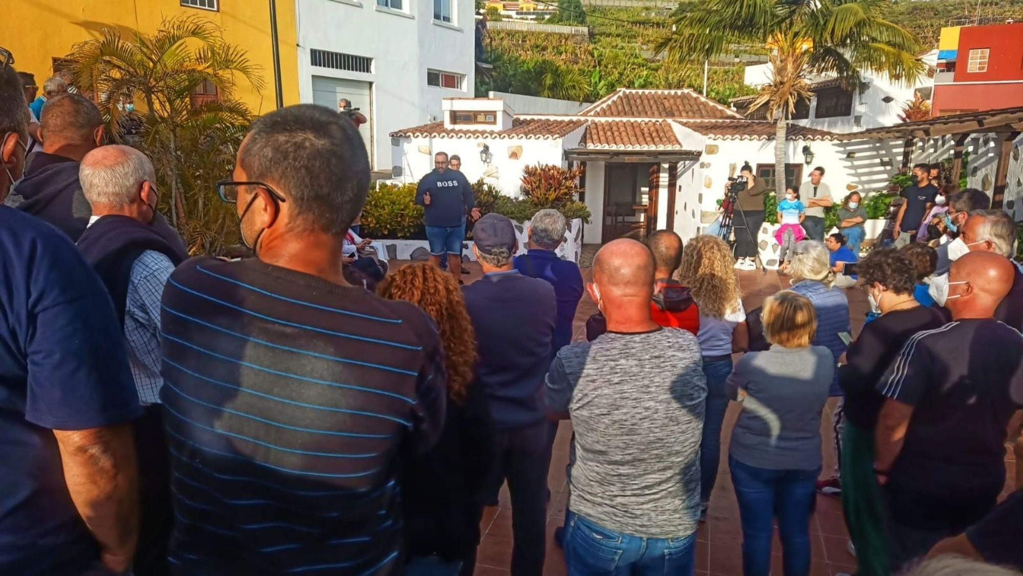 Los propietarios de fincas amenazadas por la nueva carretera se reunieron este lunes. / AH