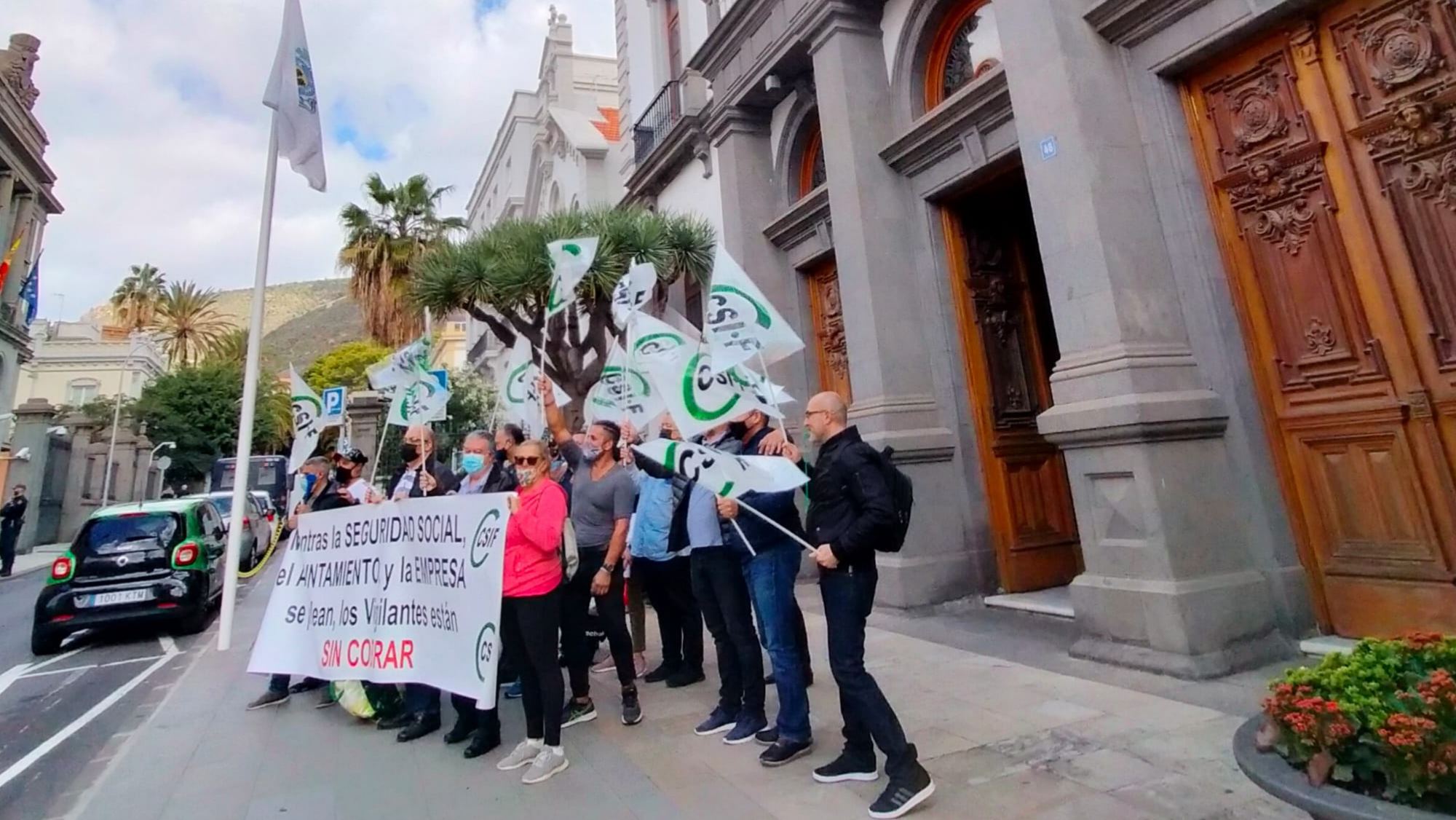 Manifestación de trabajadores de SH Lanzarote en el Ayuntamiento de Santa Cruz este martes. / Atlántico Hoy