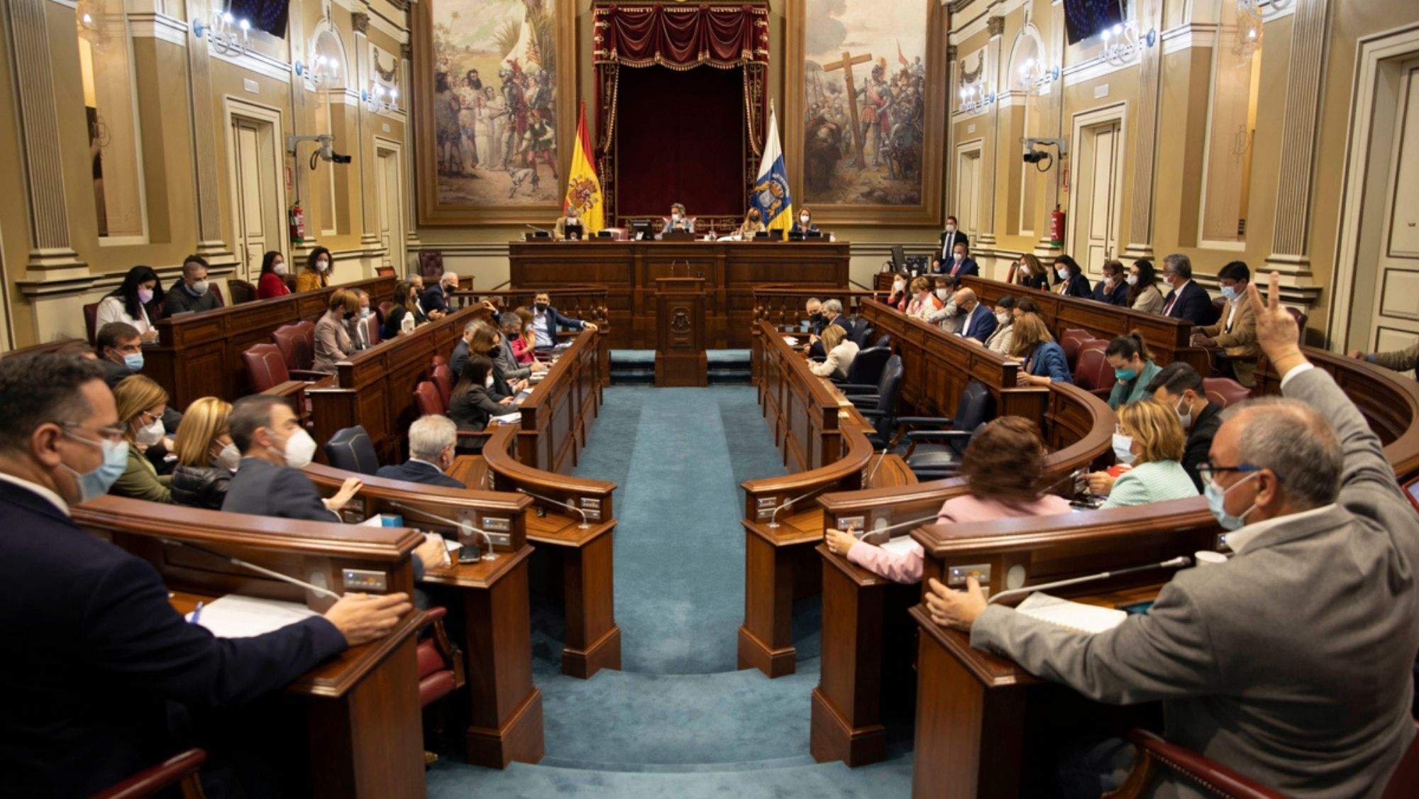 Diputados en el Pleno el Parlamento de Canarias. / Efe