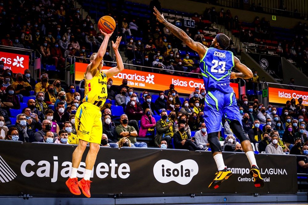 Sasu Salin tira un triple durante un partido de la Basketball Champions League disputado en el Santiago Martín./ BCL