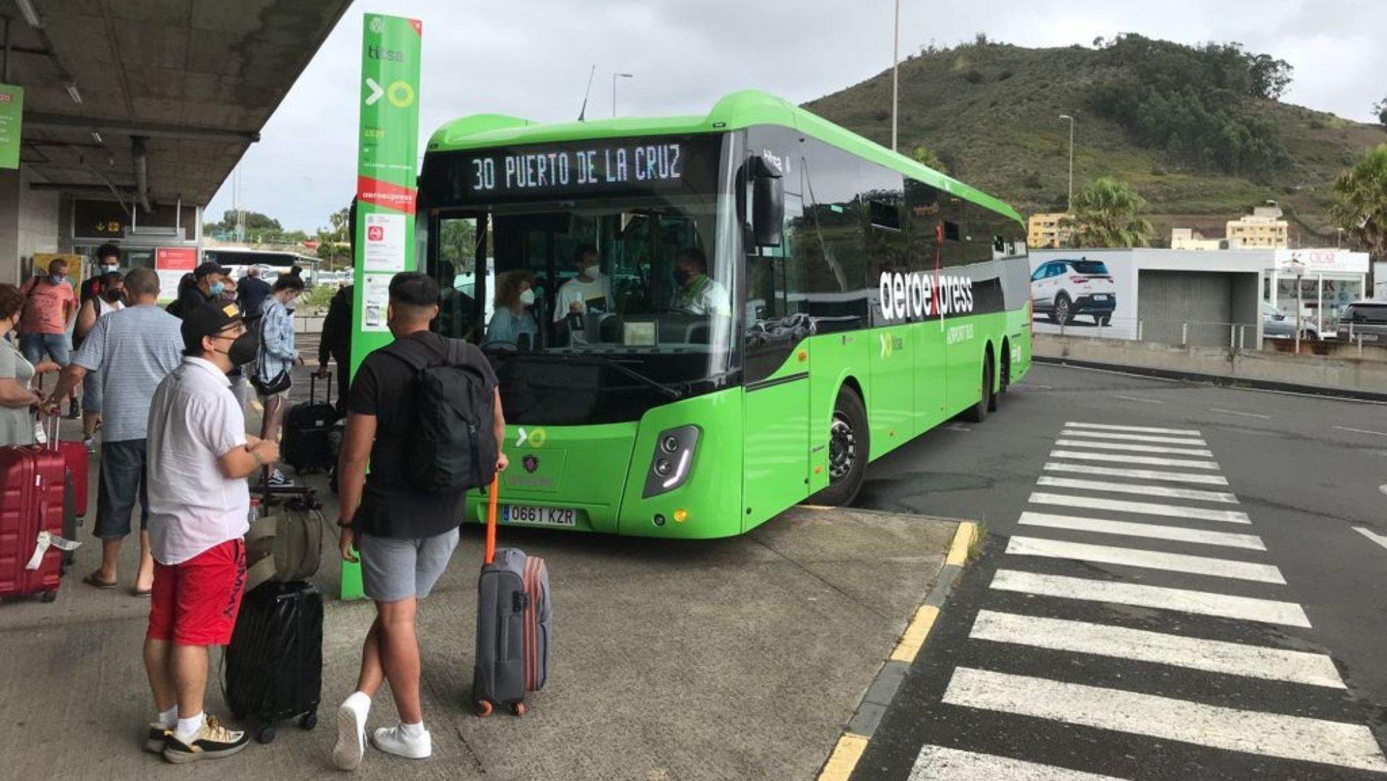 Nueva guagua de línea aeroexpress de Titsa. / Cedida
