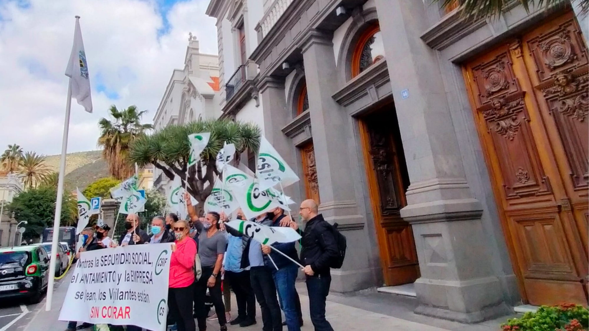 Trabajadores de SH Lanzarote manifestándose a las puertas del Ayuntamiento de Santa Cruz. / AH