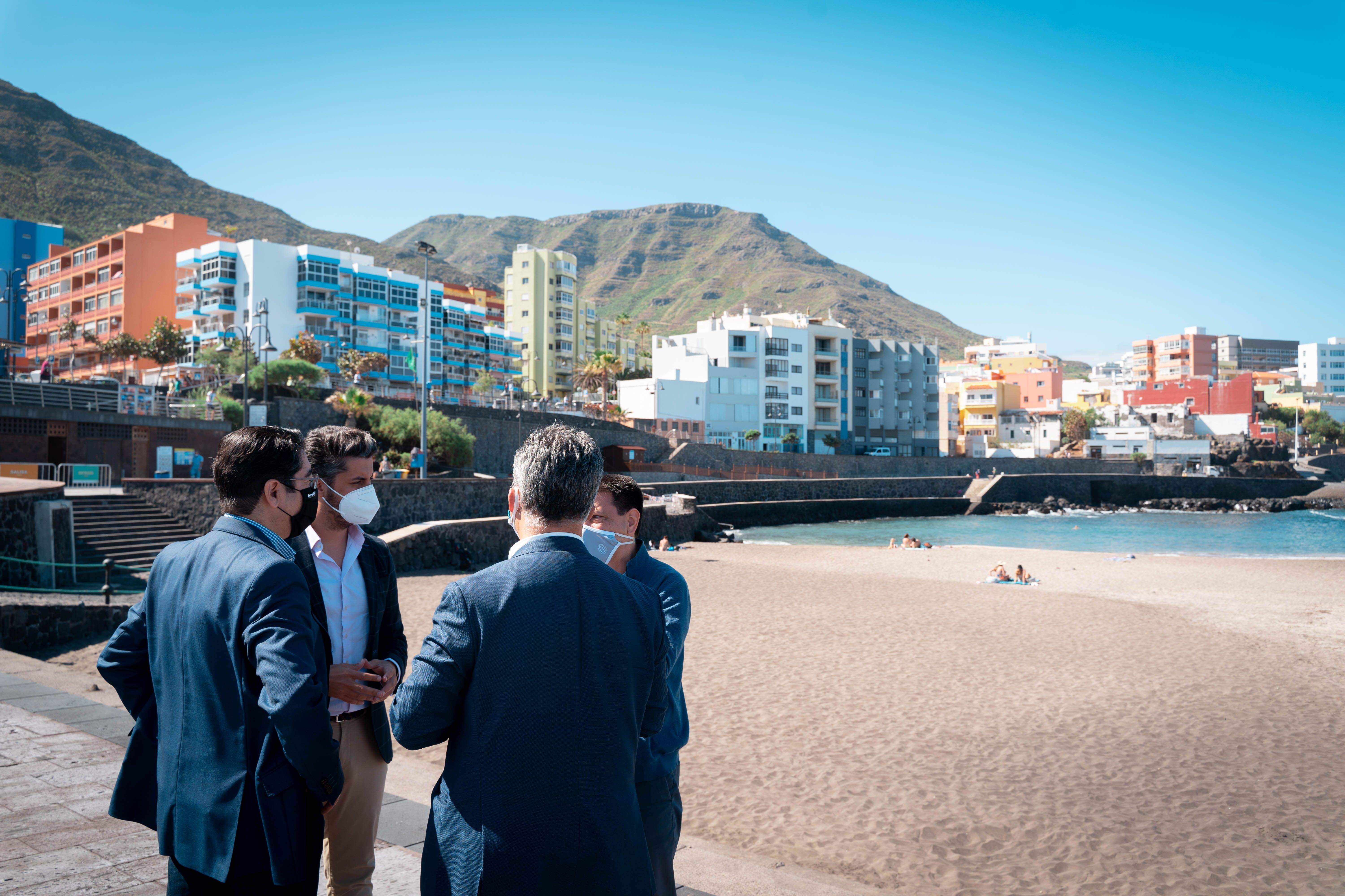 Luis Yeray Gutiérrez y Pedro Martín en la playa de Bajamar./
