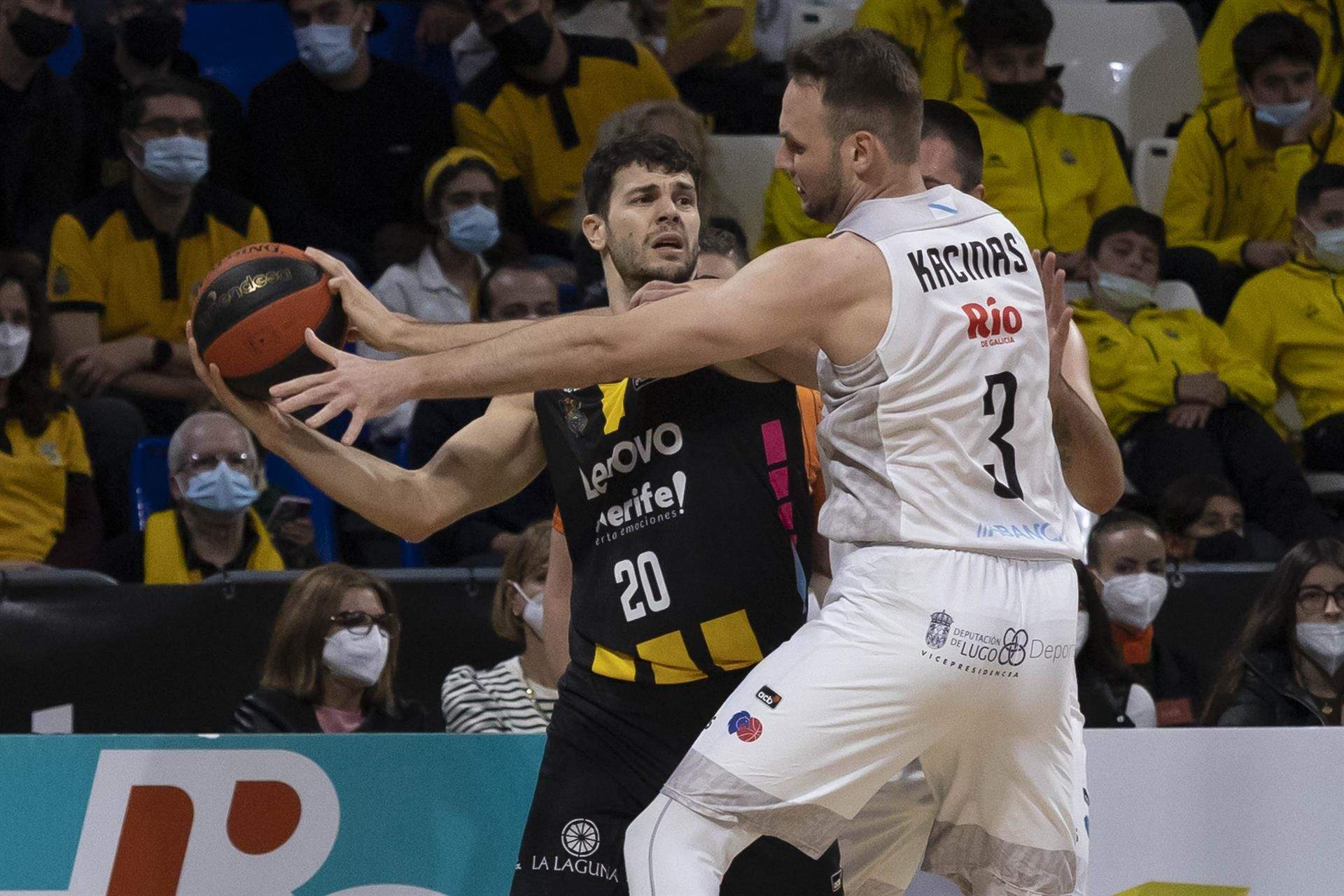 Dejan Todorovic busca opciones de pase en un partido disputado el pasado curso Santiago Martín./ EFE