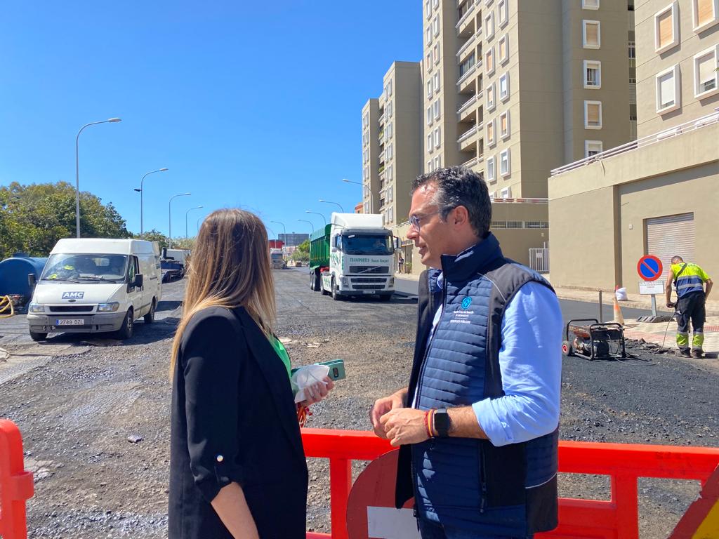 El concejal de Servicios Públicos, Carlos Tarife, en la calle Eladio Roca Salazar./