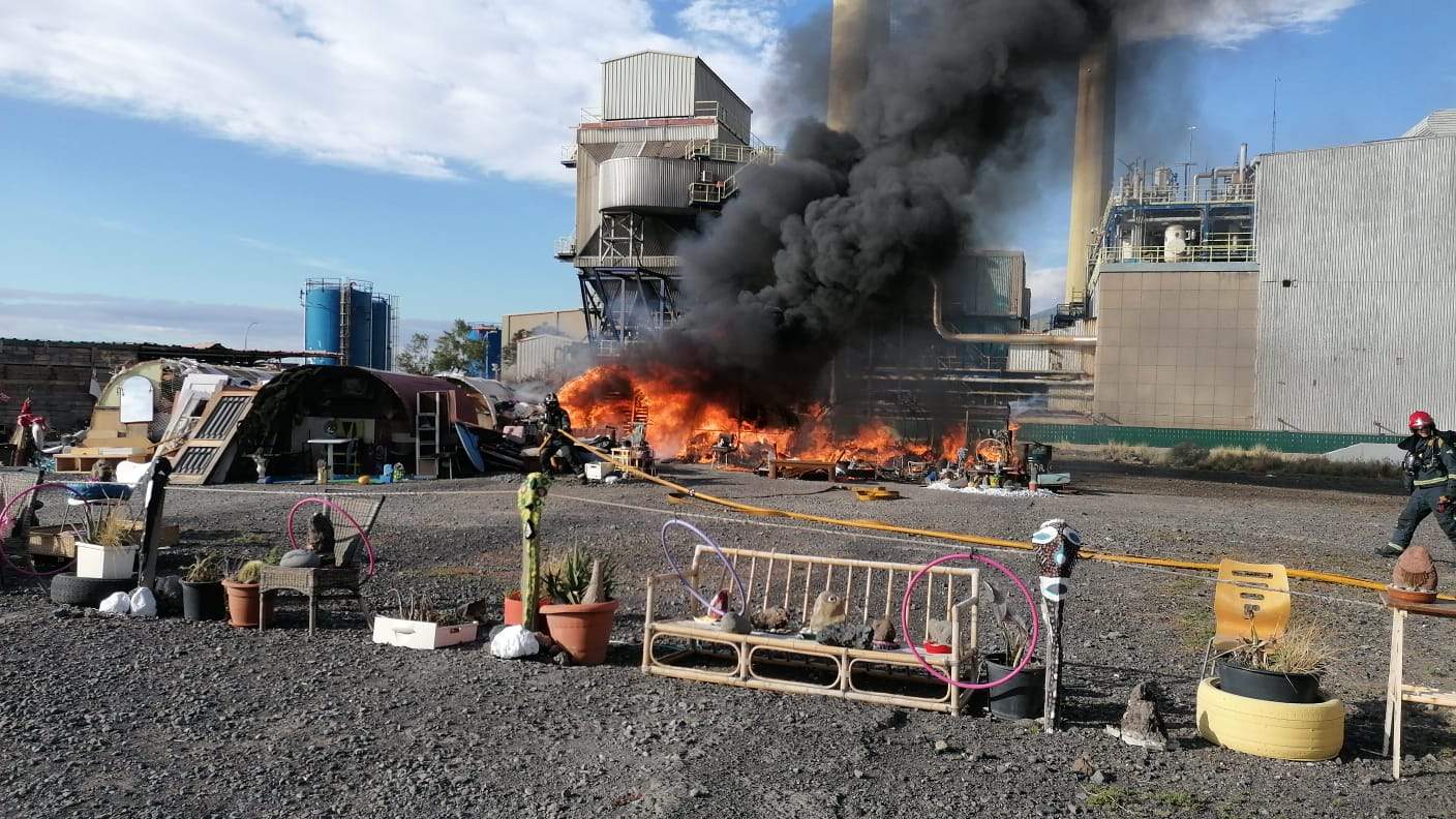 Incendio en un solar cercano a la central de Las Caletillas. / Ayuntamiento de Candelaria 