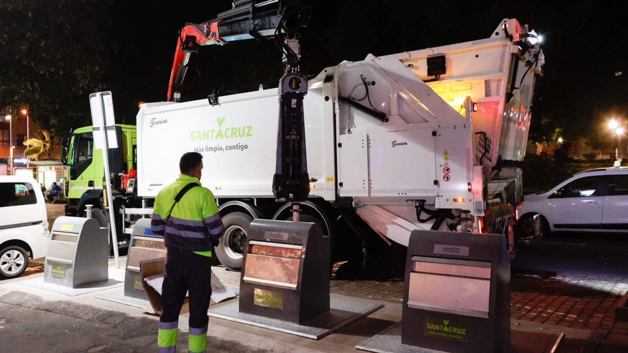 Recogida de cartones en contenedores soterrados. / Cedida