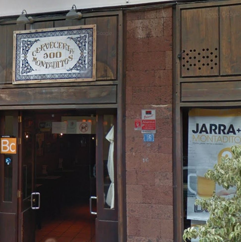 Entrada del 100 Montaditos del centro de La Laguna./