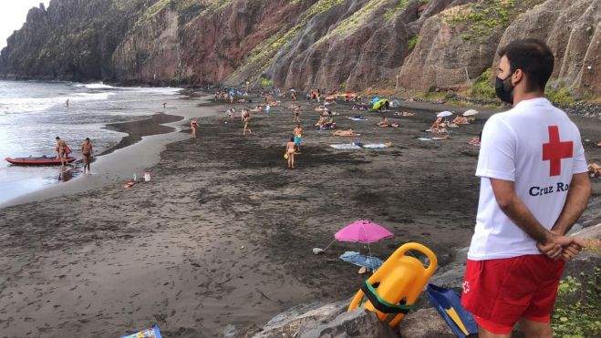 Un socorrista de la Cruz Roja en la playa de Las Gaviotas, Santa Cruz de Tenerife / ARCHIVO