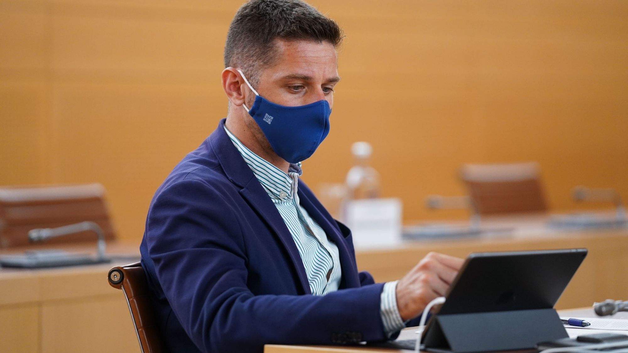 El consejero de Desarrollo Sostenible y Lucha contra el Cambio Climático, Javier Rodríguez, en un Pleno del Cabildo de Tenerife. / Cedida 
