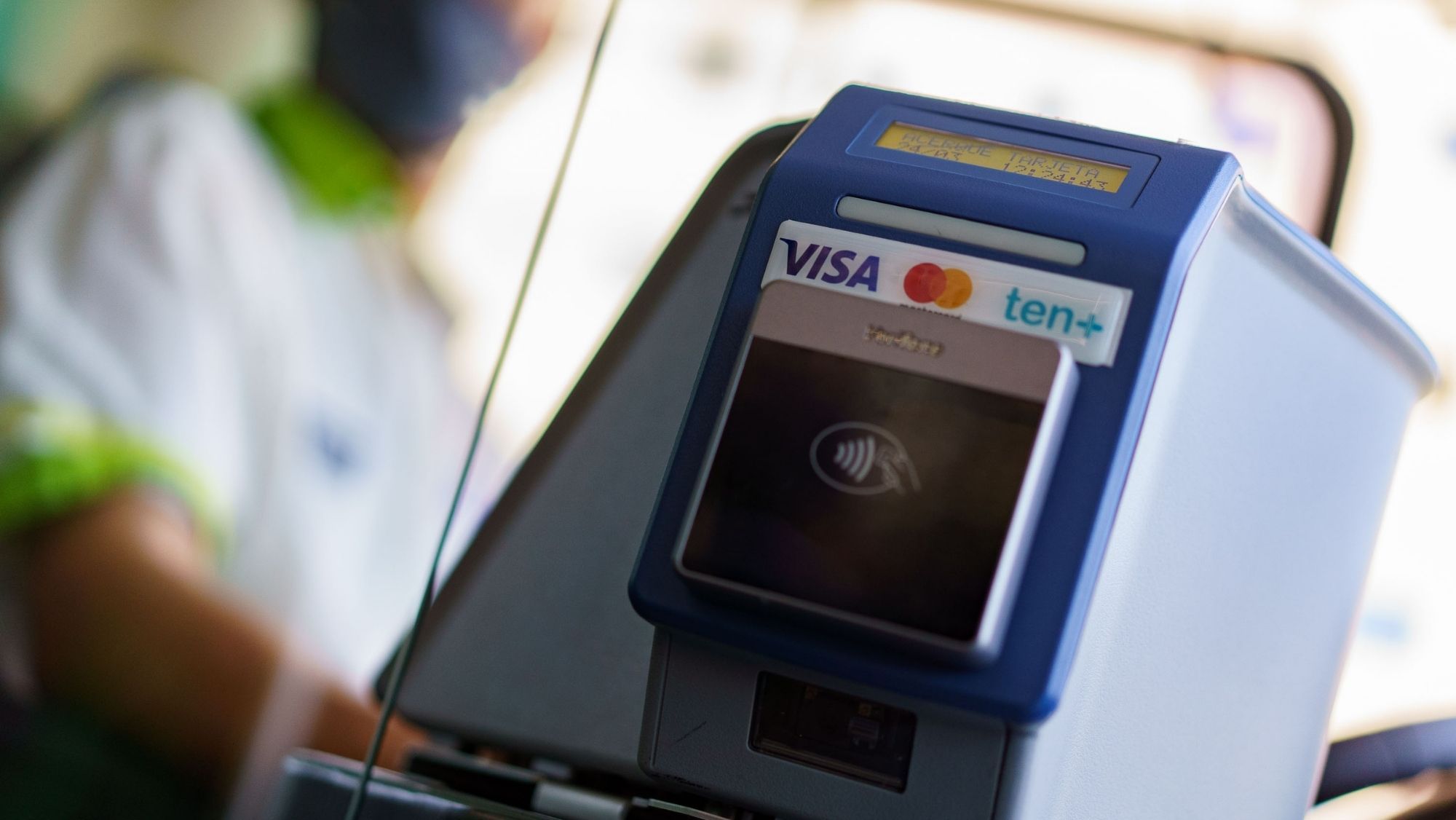 Dispositivo de pago con tarjeta de abonos en una guagua Titsa. / Cedida