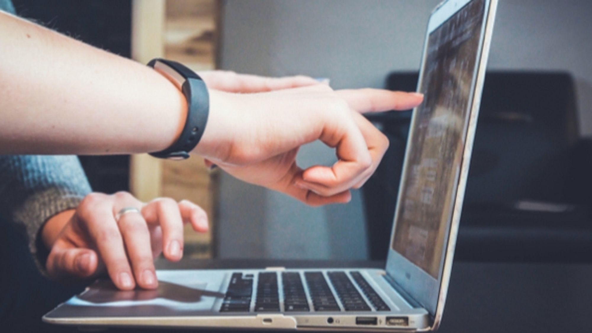 Trabajadores aprenden métodos digitales. / Kit Digital