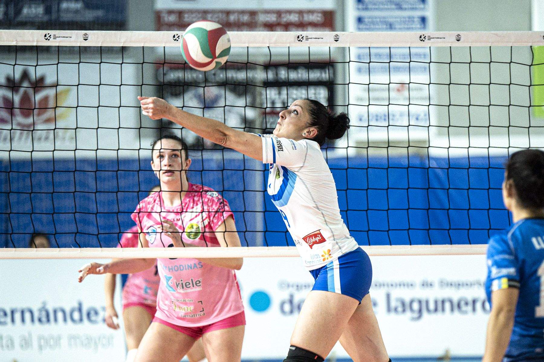 La colocadora blanquiazul, Patricia Aranda, apela al apoyo de la afición en el Pablos Abril para conseguir el pase a la final en el partido del sábado. / Cedida.