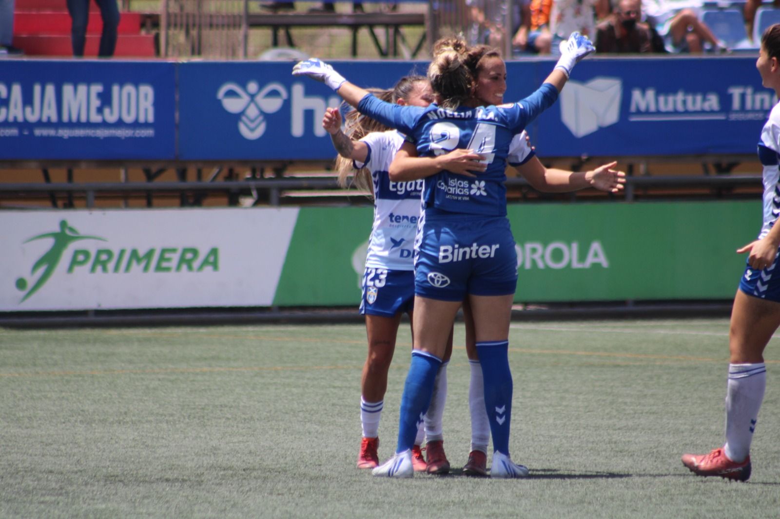 La jugadoras de la UD Granadilla Tenerife brindaron su victoria ante la SD Eibar a la afición de La Palmera./ Twitter UDG
