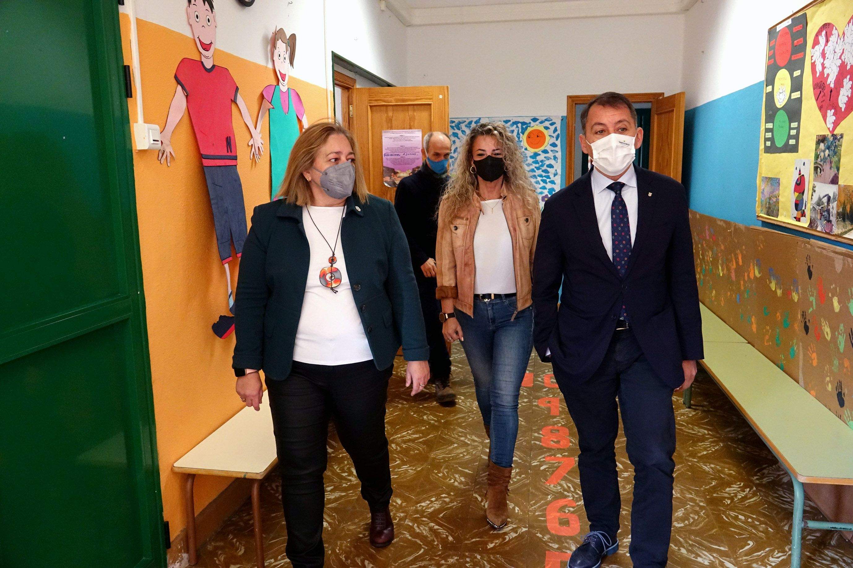 El alcalde, José Manuel Bermúdez, visita uno de los colegios del municipio./