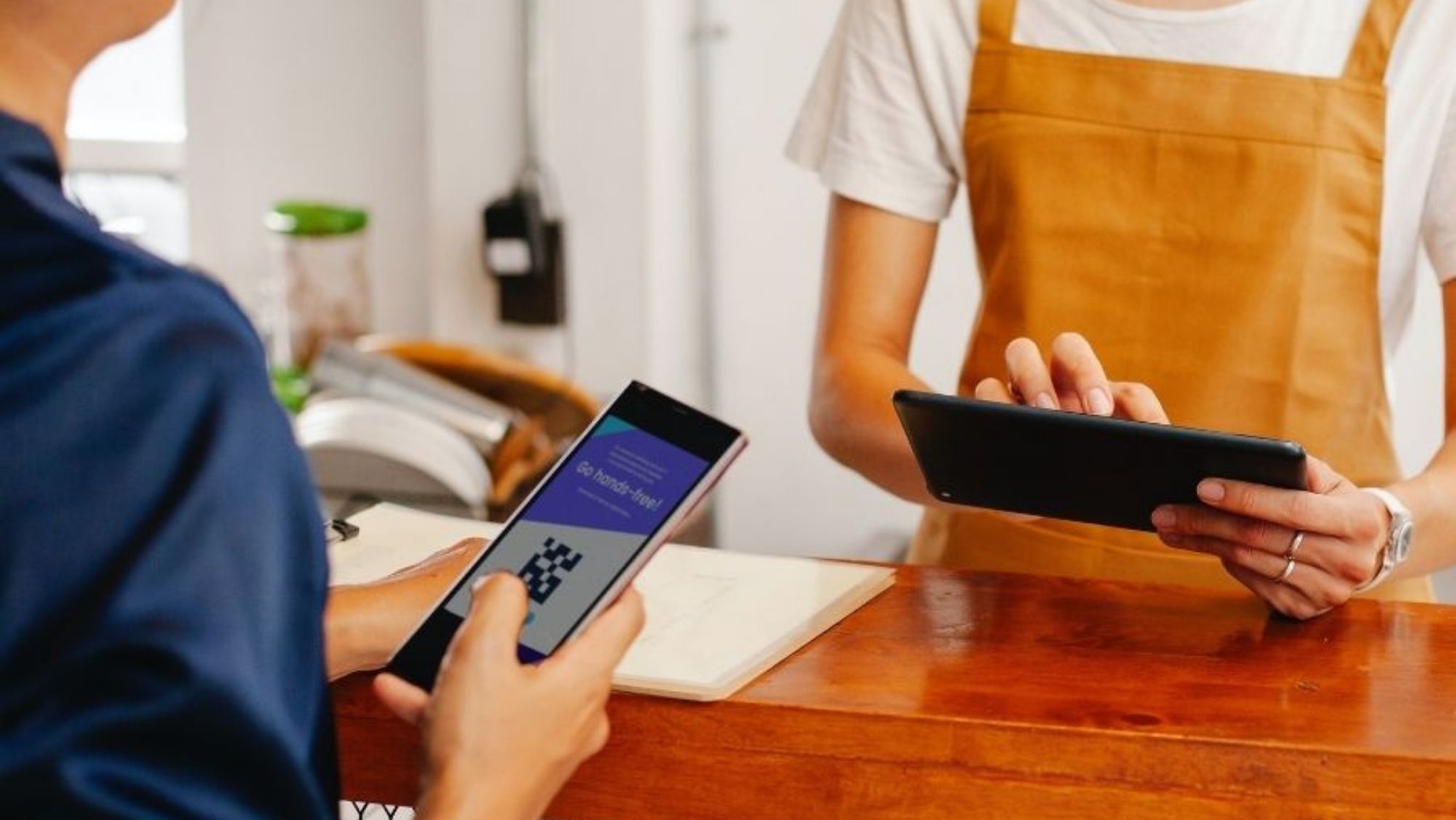 Dos personas intercambian conocimientos digitales. / Imagen de la red