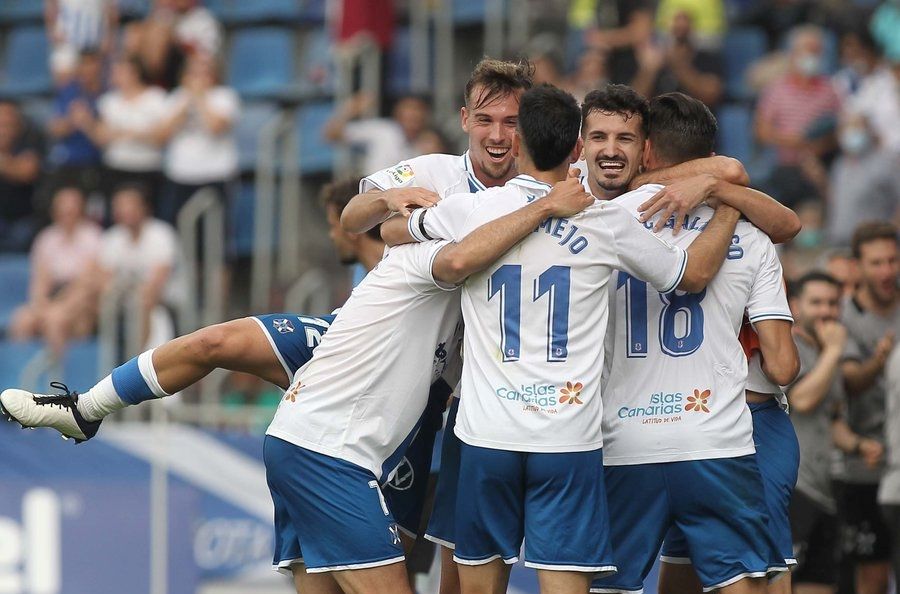 Los jugadores del CD Tenerife felicitan a Enric Gallego después del golazo que amplió la ventaja ante el Fuenlabrada en el Heliodoro./ Twitter CDT