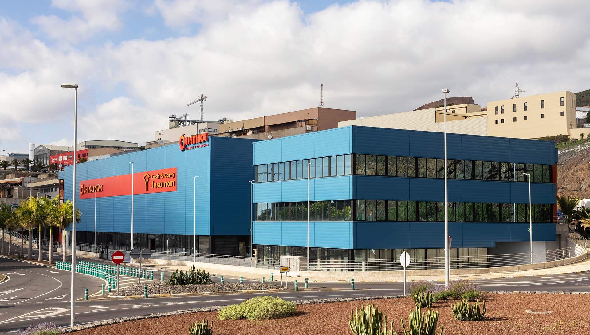 Centro comercial El Enlace, sede de un establecimiento de Jesuman./ Hormigones Tauce