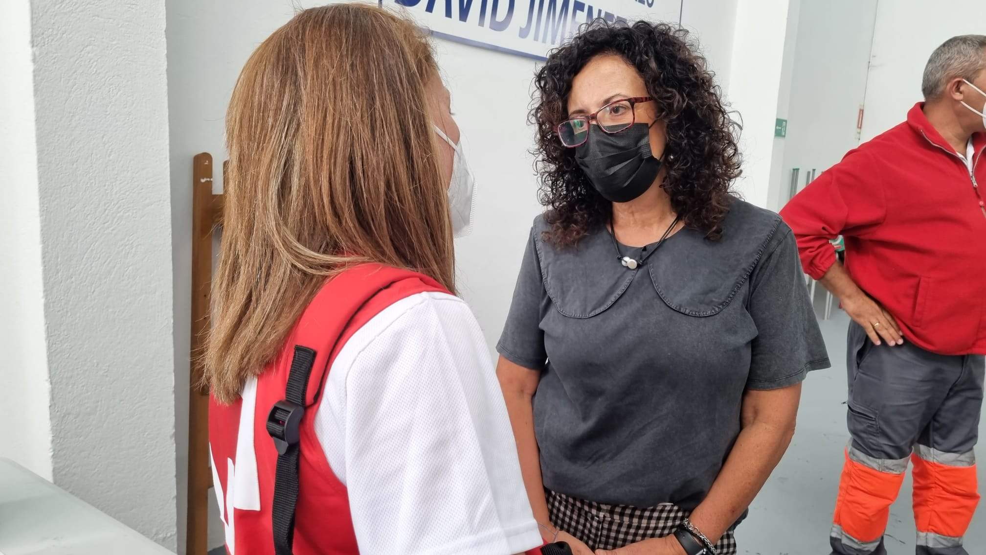 Vecinos y empresarios del núcleo palmero de Puerto Naos acceden a la zona de forma controlada