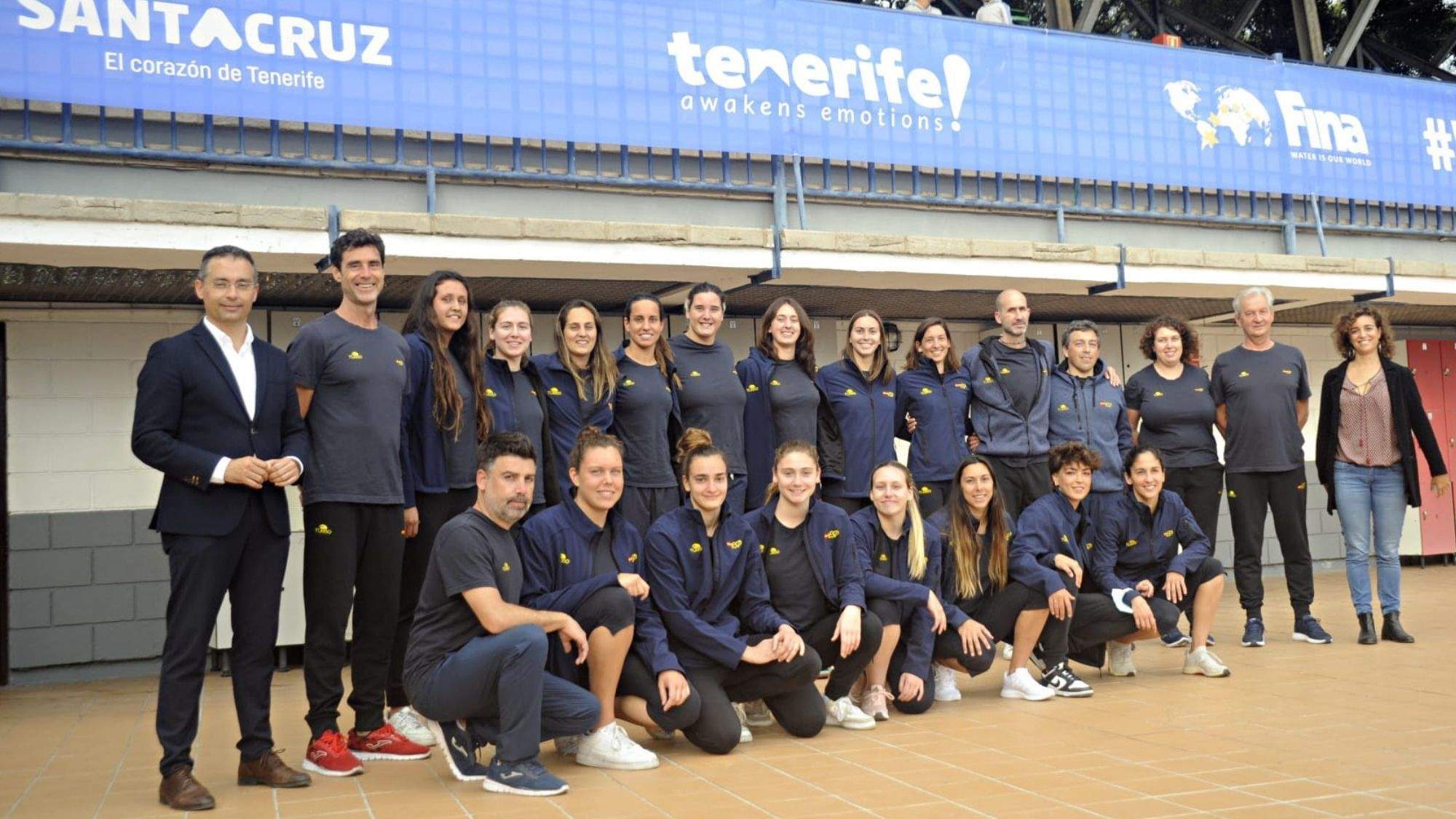 La selección española femenina de waterpolo, el concejal del distrito Salud-La Salle, Carlos Tarife y concejala de Deportes del Ayuntamiento de Santa Cruz, Alicia Cebrián. / Cedida