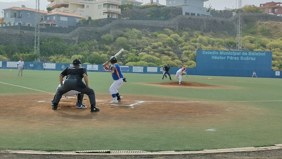 Tenerife Marlins Puerto Cruz y Felinos de Lanzarote se impusieron en la jornada inaugural de la Liga Canaria de Béisbol celebrada en el Néstor Pérez Suárez. / Cedida