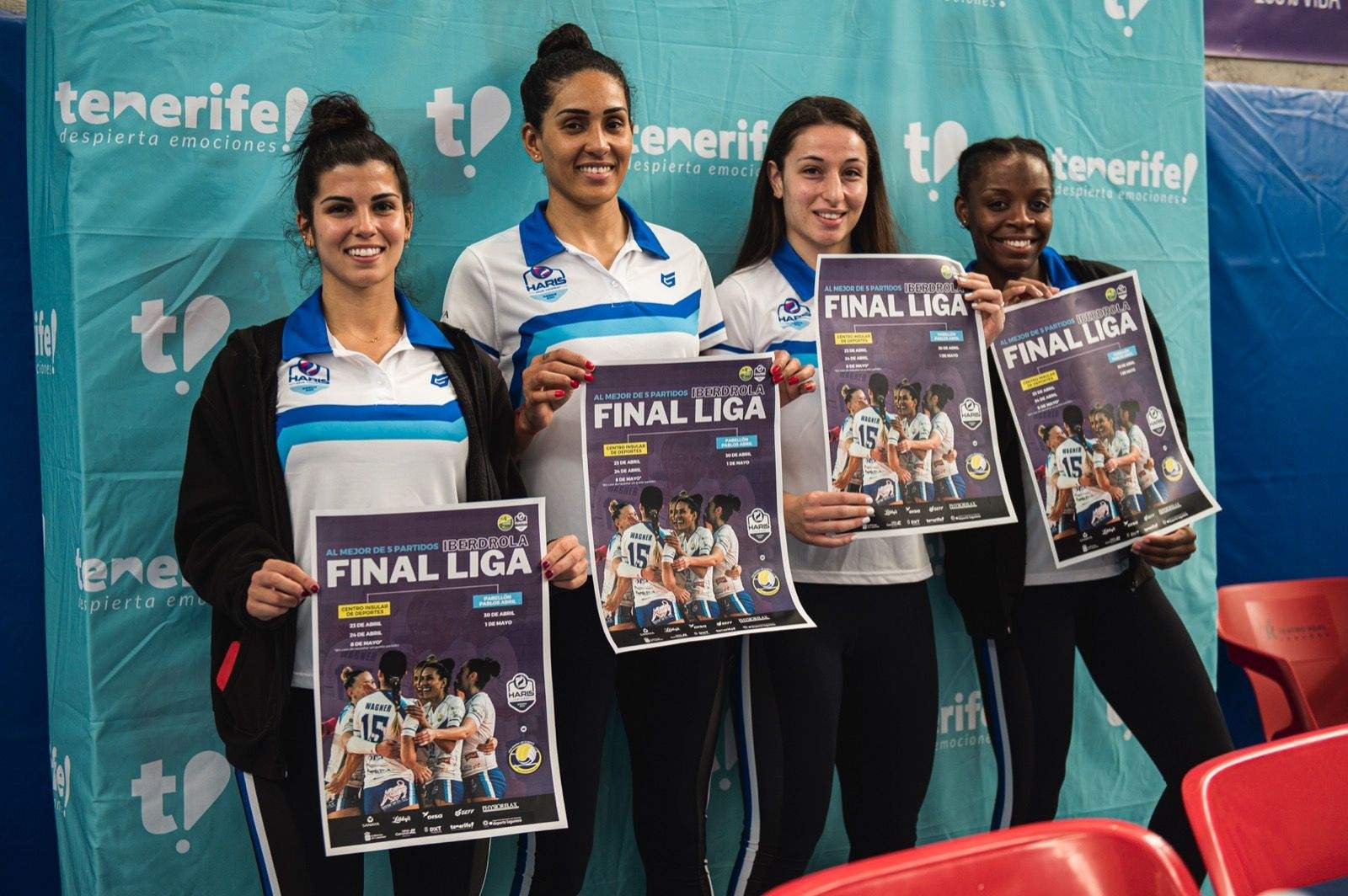 Las jugadoras del CV Haris posan con el cartel de la final de Liga que las enfrentará al mejor de cinco partidos contra CV Gran Canaria. / Twitter