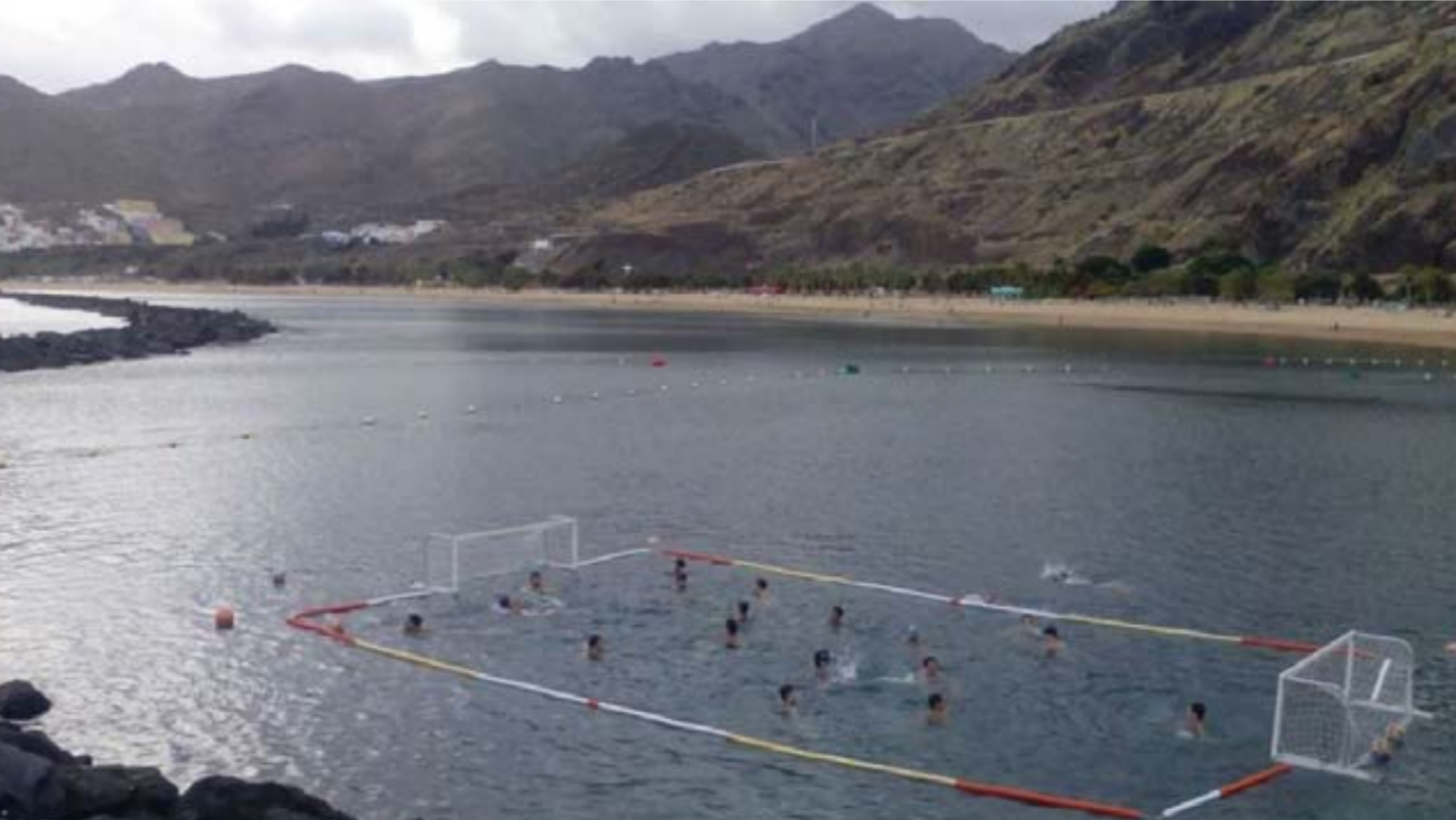 Proyecto del campo de waterpolo que el Ayuntamiento de Santa Cruz quiere instalar en Las Teresitas. / 
