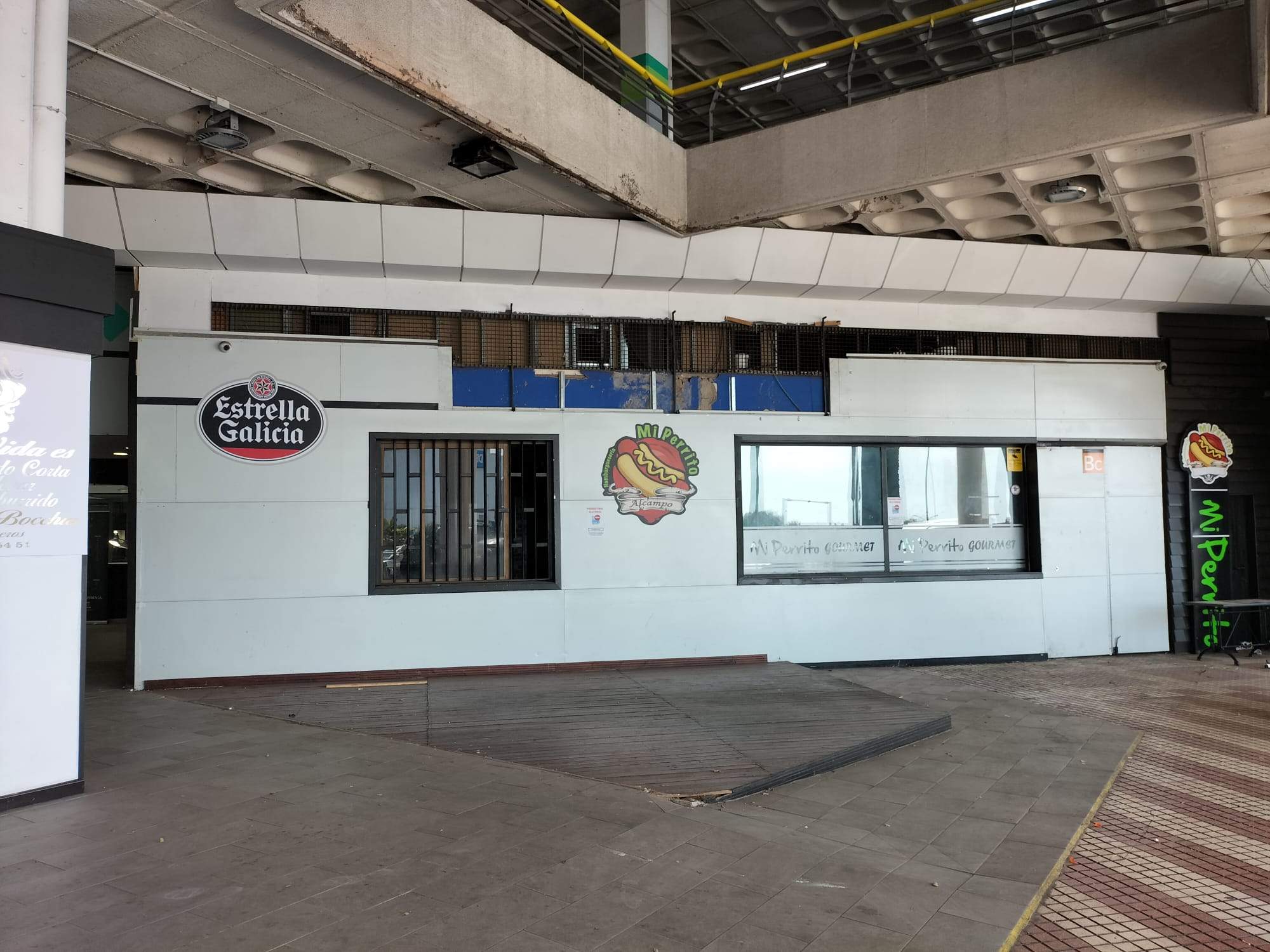 Antiguo local de Mi Perrito en los bajos del Alcampo, ahora cerrado./ Atlántico Hoy