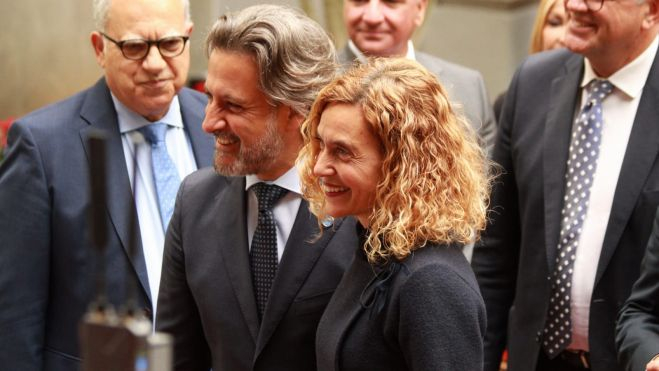 Meritxell Batet a su llegada al Parlamento de Canarias, junto con Gustavo Matos./ Atlántico Hoy