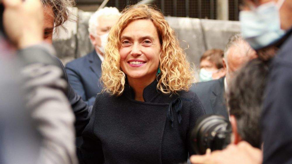 Meritxell Batet, rodeada de periodistas a su llegada al Parlamento de Canarias./ ÁLVARO OLIVER / AH Meritxell Batet, rodeada de periodistas a su llegada al Parlamento de Canarias./ ÁLVARO OLIVER / AH