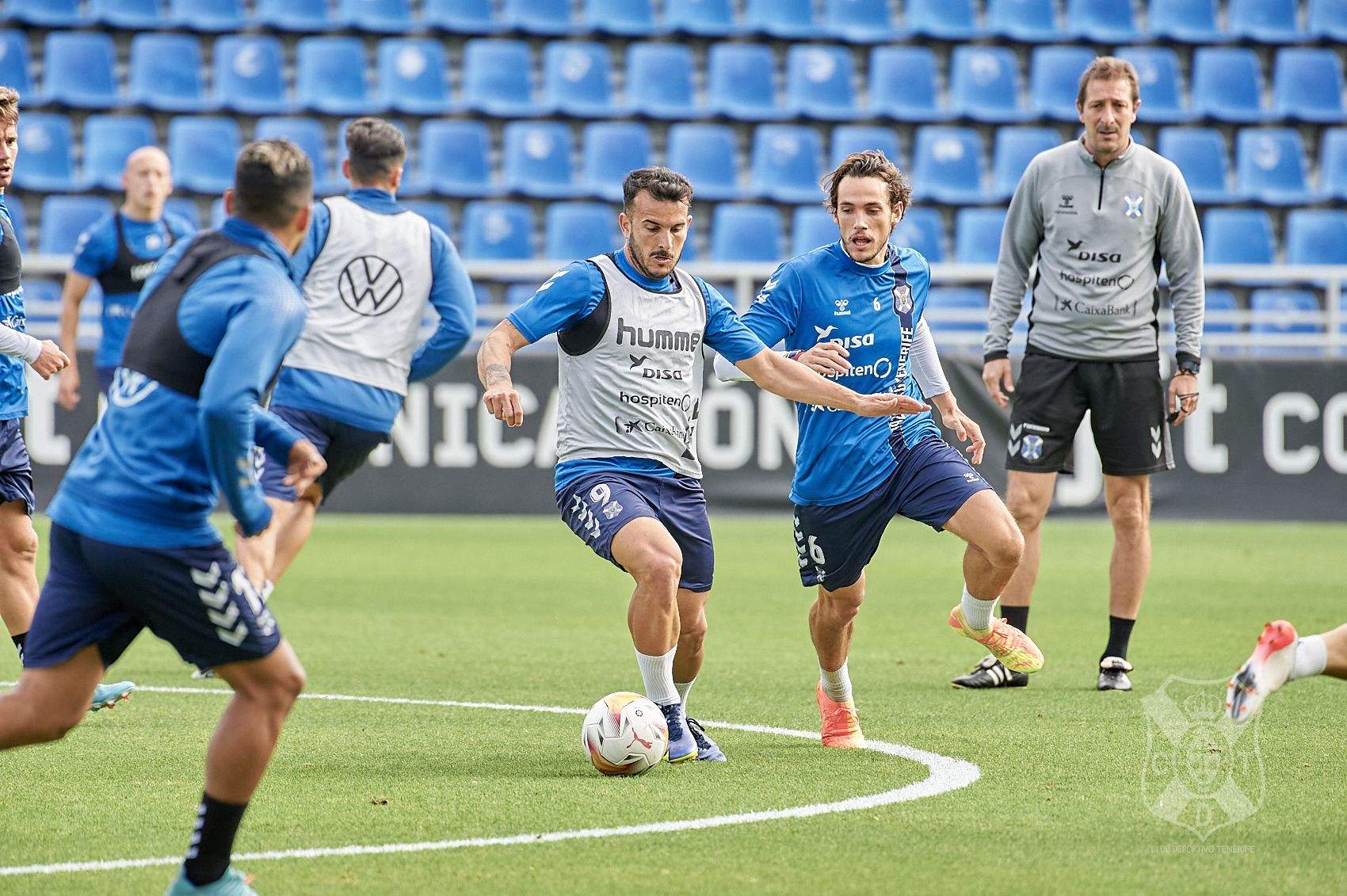 Elady y Corredera disputan el balón ante la mirada de Ramis en un entrenamiento previo al partido ante la SD Huesca. / Twitter CDT