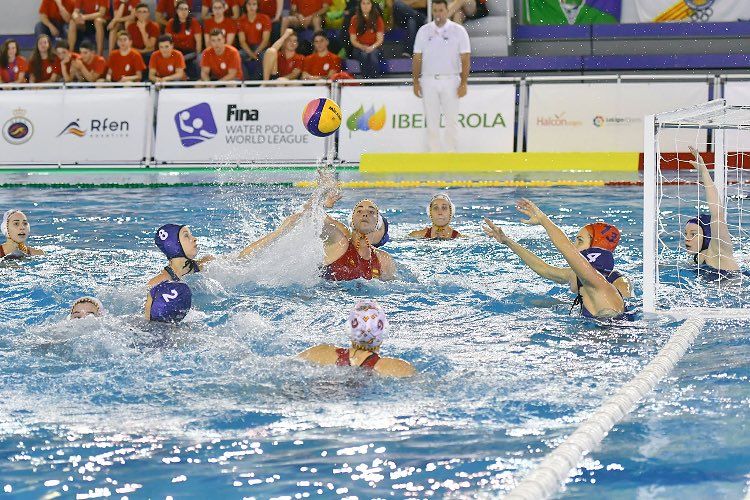 La Selección Española de Waterpolo femenino defiende en la piscina Acidalio Lorenzo este fin de semana su título de campeona de Europa. / Twitter 