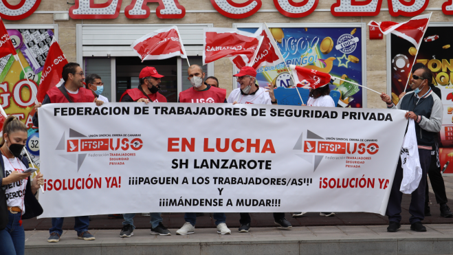 Trabajadores de SH Lanzarote en una manifestación contra la empresa por no recibir su sueldo. / Atlántico Hoy