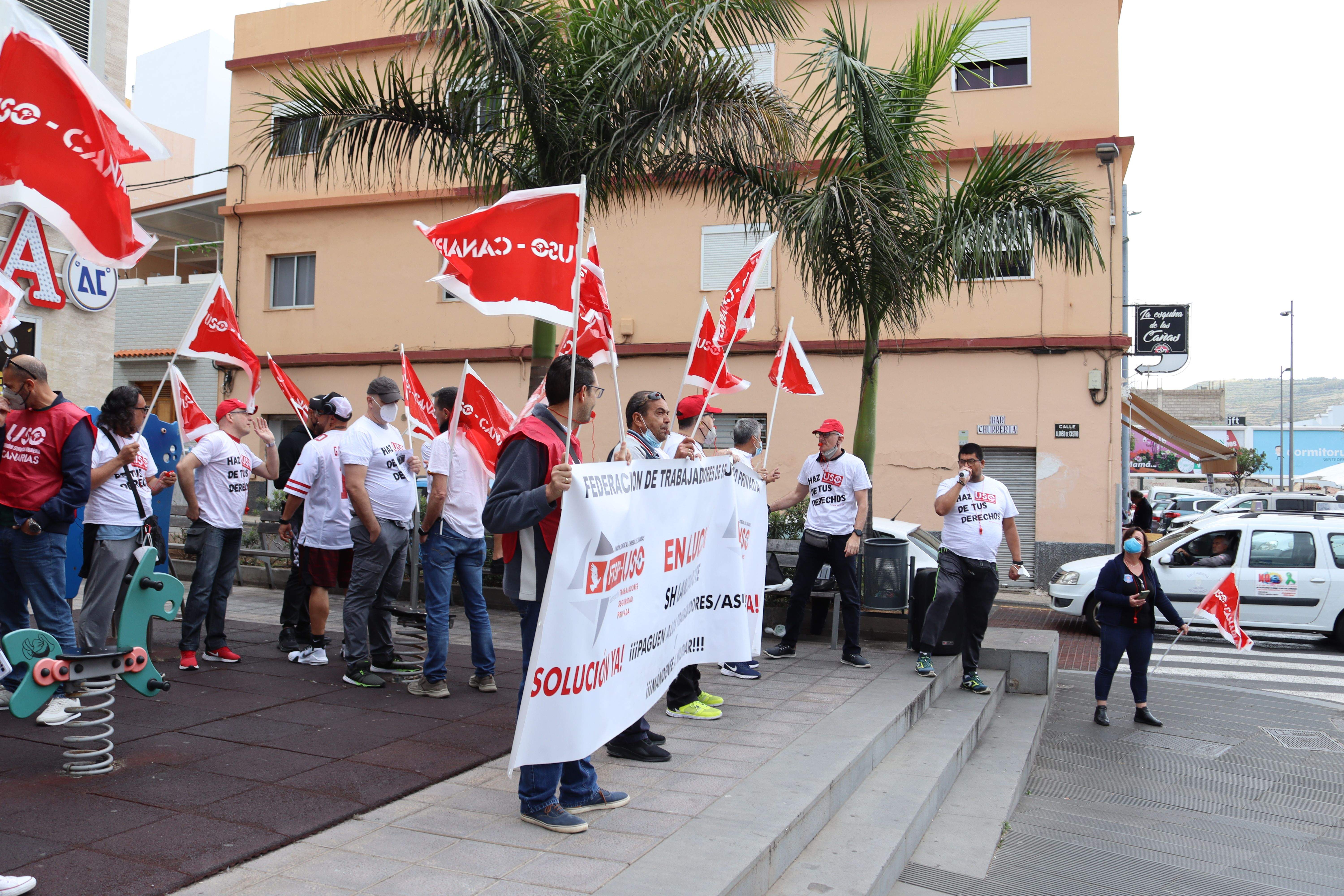 Trabajadores de la empresa SH Lanzarote durante una manifestación para exigir recibir su sueldo. / Atlántico Hoy