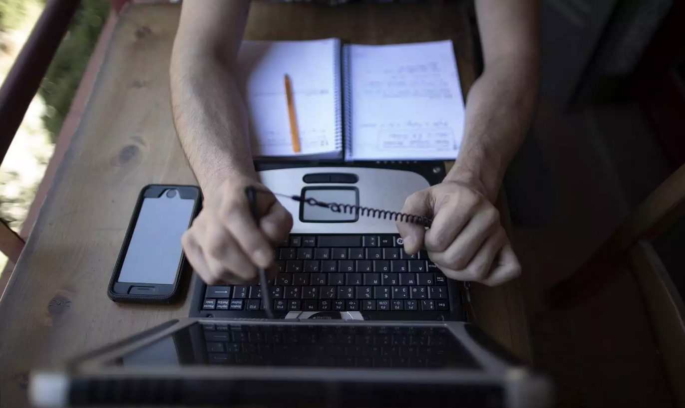 Un emprendedor hace números para crear su empresa./ ARCHIVO - EP