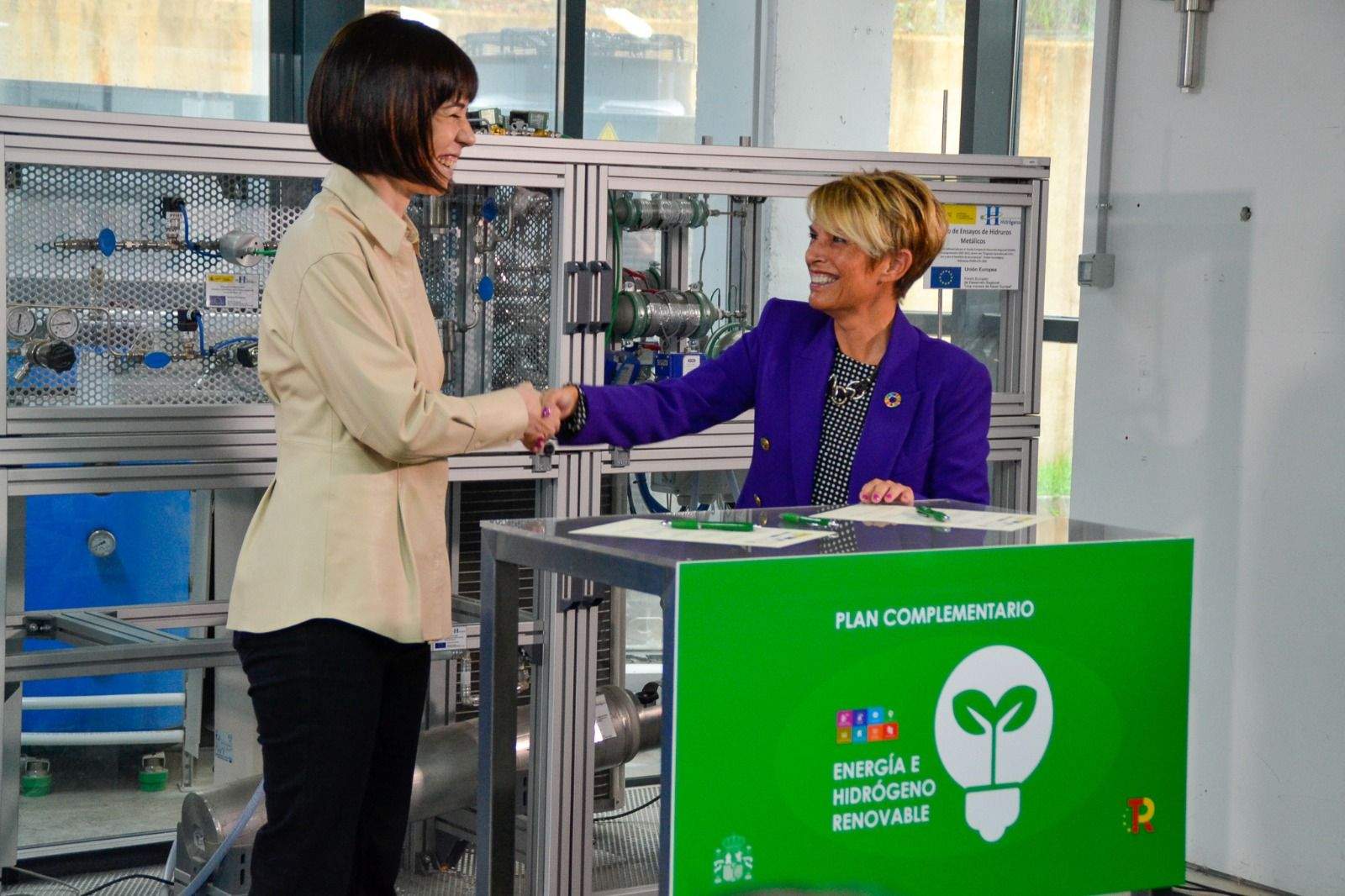 La consejera de Economía del Gobierno de Canarias, Elena Máñez, junto a la ministra de Ciencia e Innovación, Diana Morant./