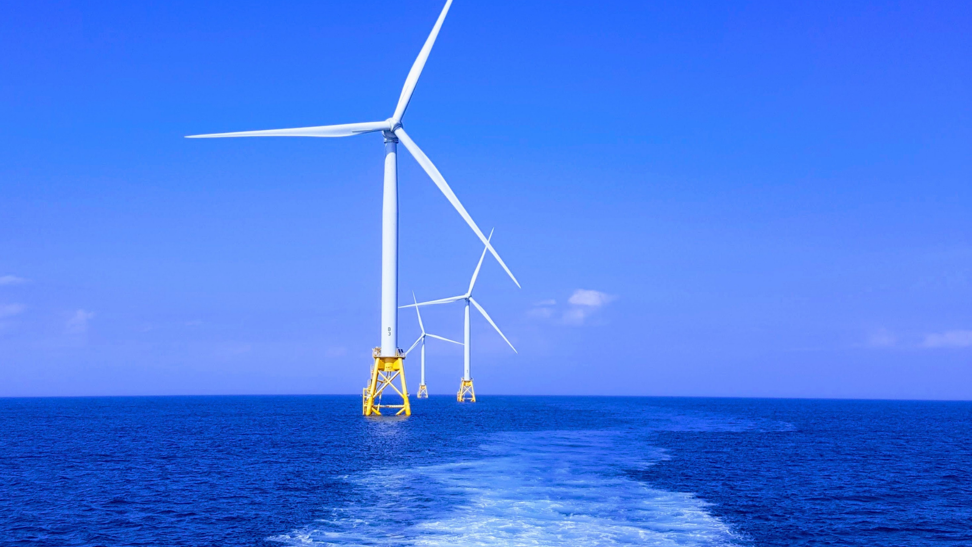 Aerogenerador flotante de energía eólica marina./ Unsplash