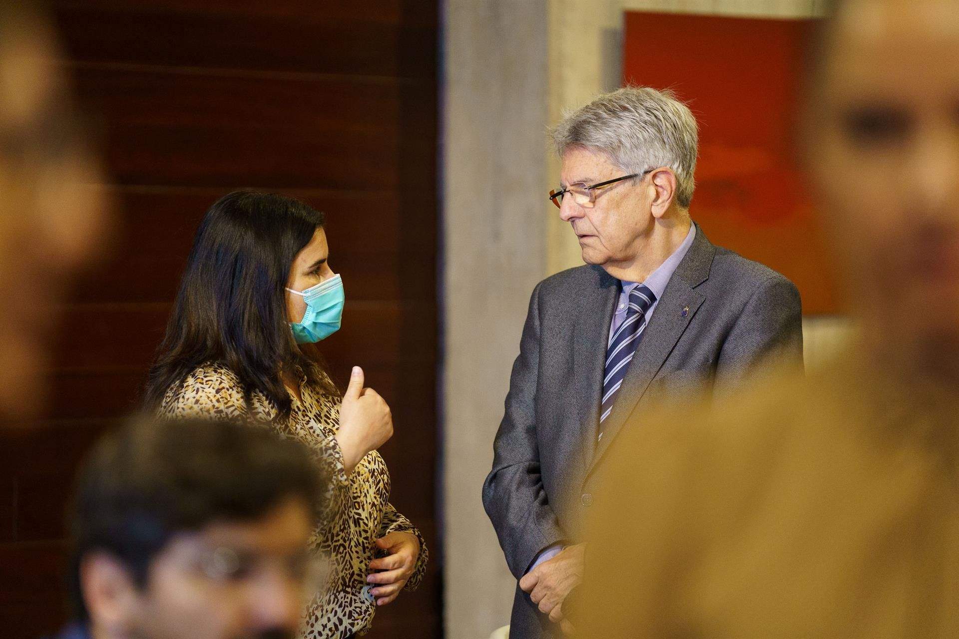 El consejero canario de Administraciones Públicas, Justicia y Seguridad, Julio Pérez, charla con Mari Brito, presidenta de la FECAM./