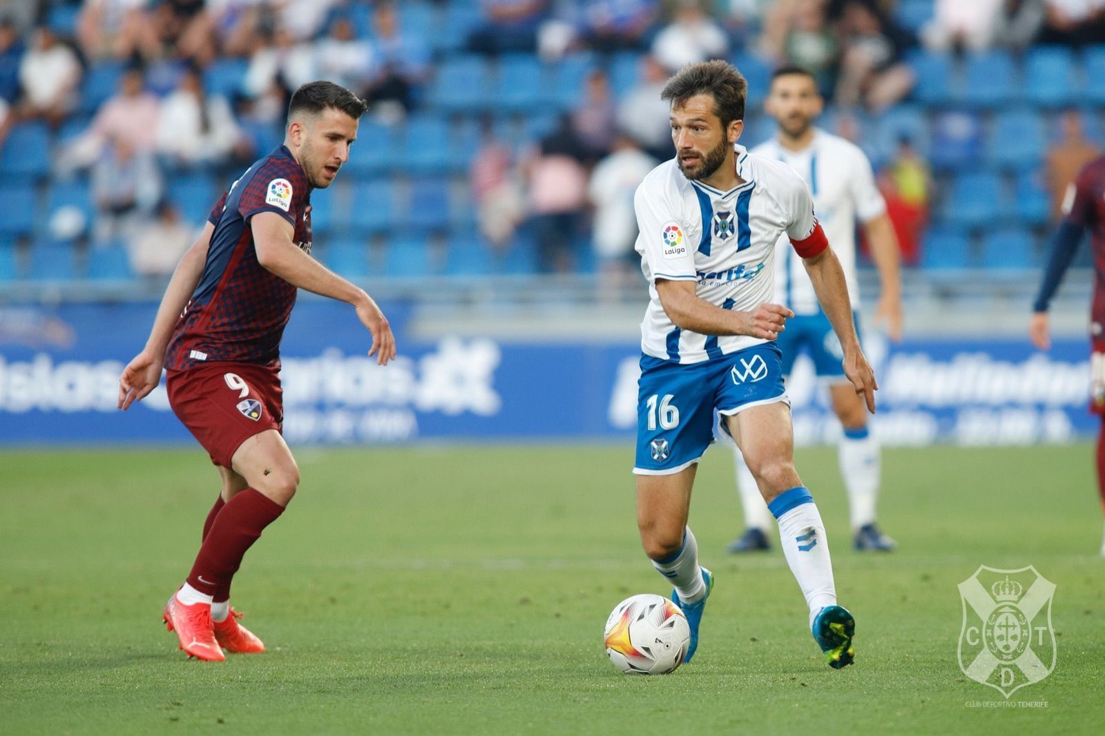 Aitor Sanz conduce un balón en el empate sin goles entre CD Tenerife y SD Huesca en el Heliodoro./ CDT