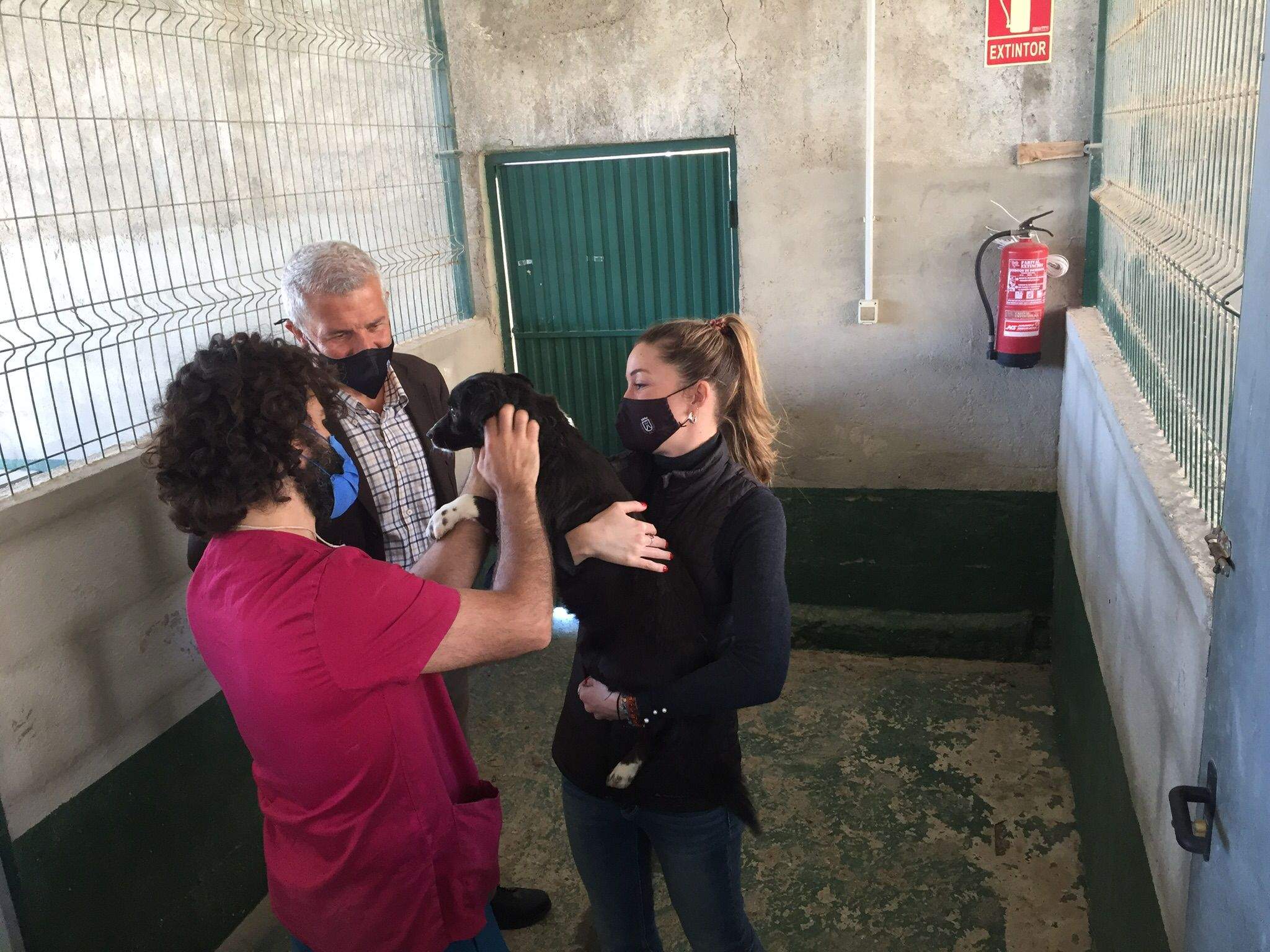 El consejero nacionalista Antolín Bueno visita albergue animal./