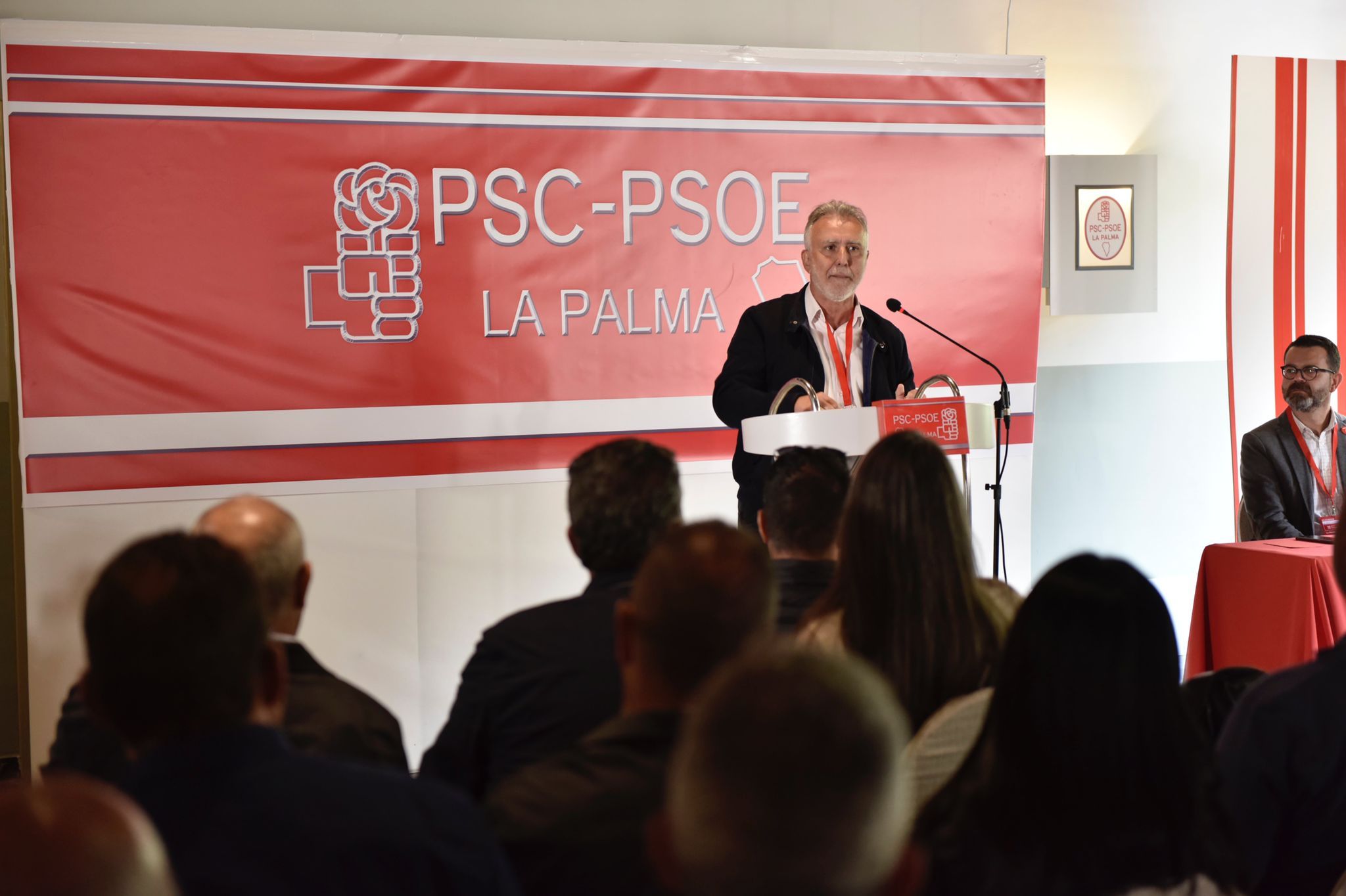 El secretario general del PSOE, Ángel Víctor Torres, interviene en la clausura de un congreso del partido en La Palma./ Cedida