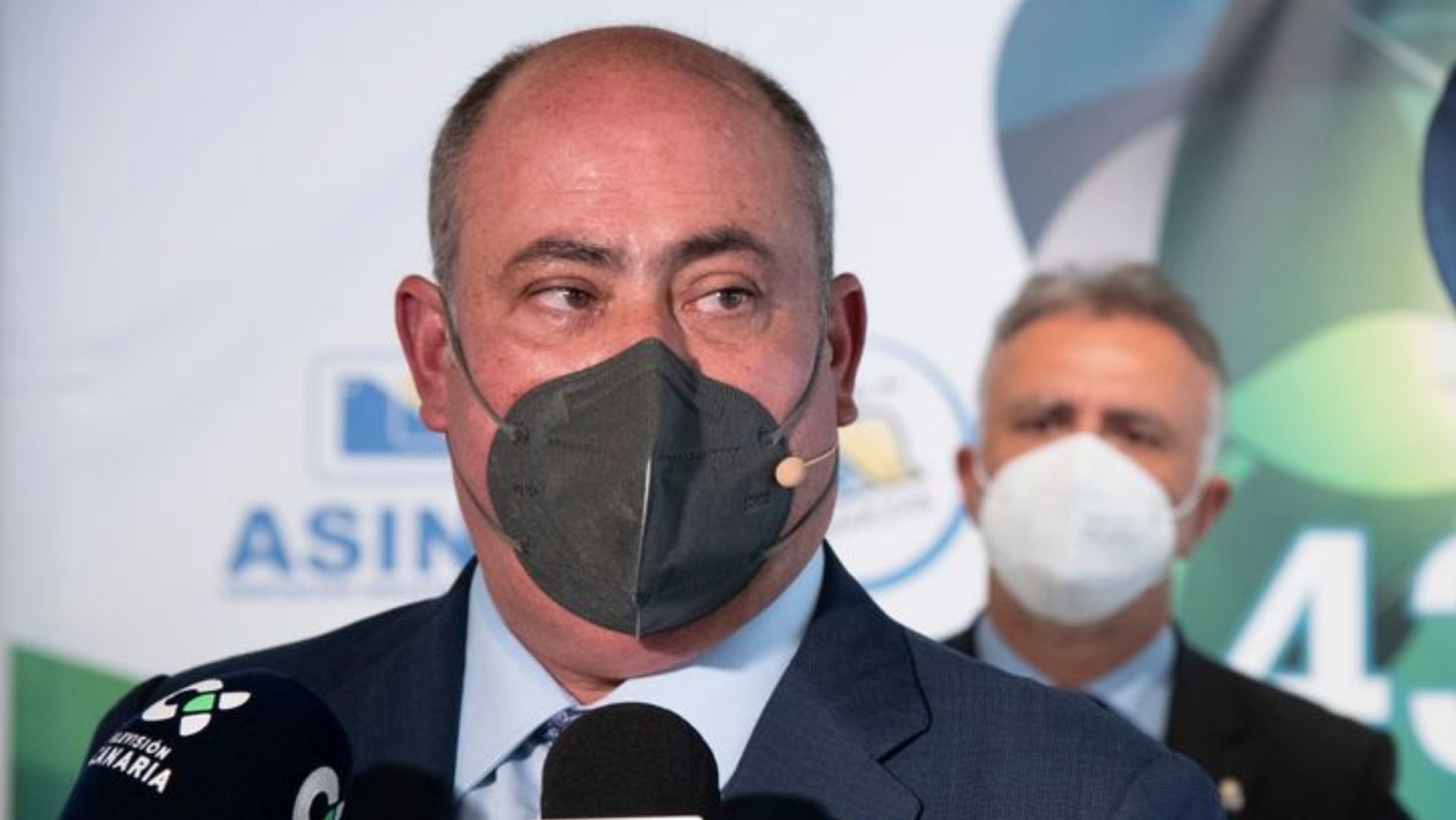 Virgilio Correa, presidente de Asinca, con Ángel Víctor Torres, presidente de Canarias, de fondo. / Archivo